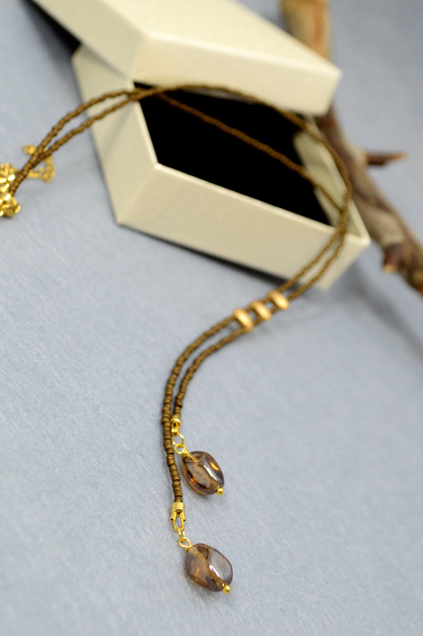 Collar lariat Smoky Amber – Collar tipo lazo de cuentas marrones
