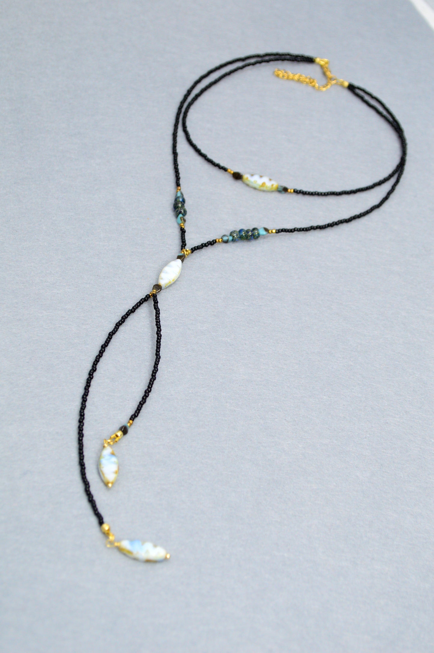 Collar lariat Black Coastal – Collar tipo lazo de cuentas con detalles de concha

