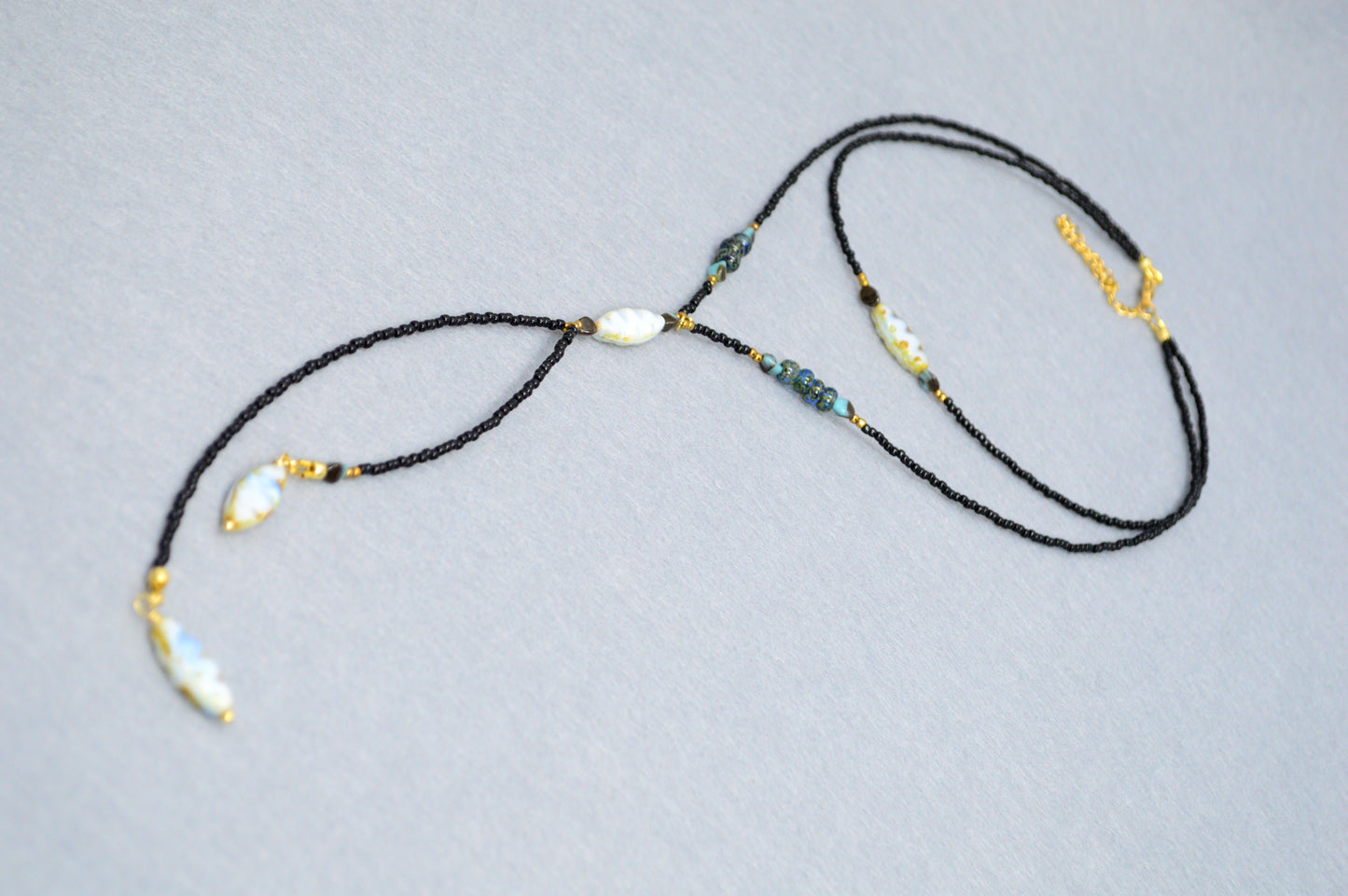 Collar lariat Black Coastal – Collar tipo lazo de cuentas con detalles de concha
