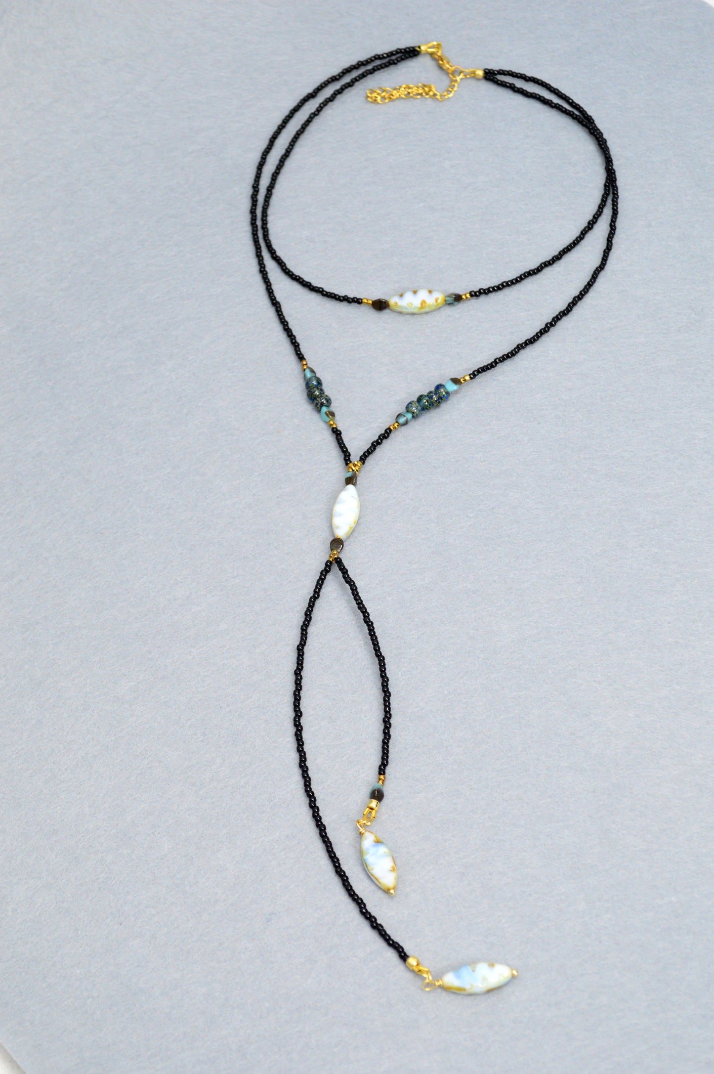 Collar lariat Black Coastal – Collar tipo lazo de cuentas con detalles de concha
