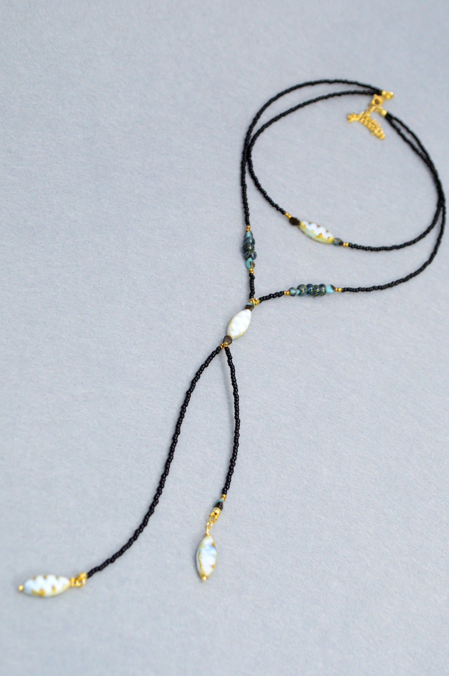 Collar lariat Black Coastal – Collar tipo lazo de cuentas con detalles de concha
