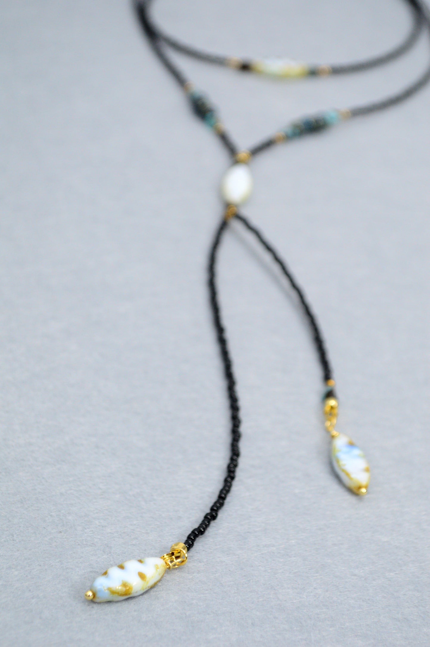 Collar lariat Black Coastal – Collar tipo lazo de cuentas con detalles de concha
