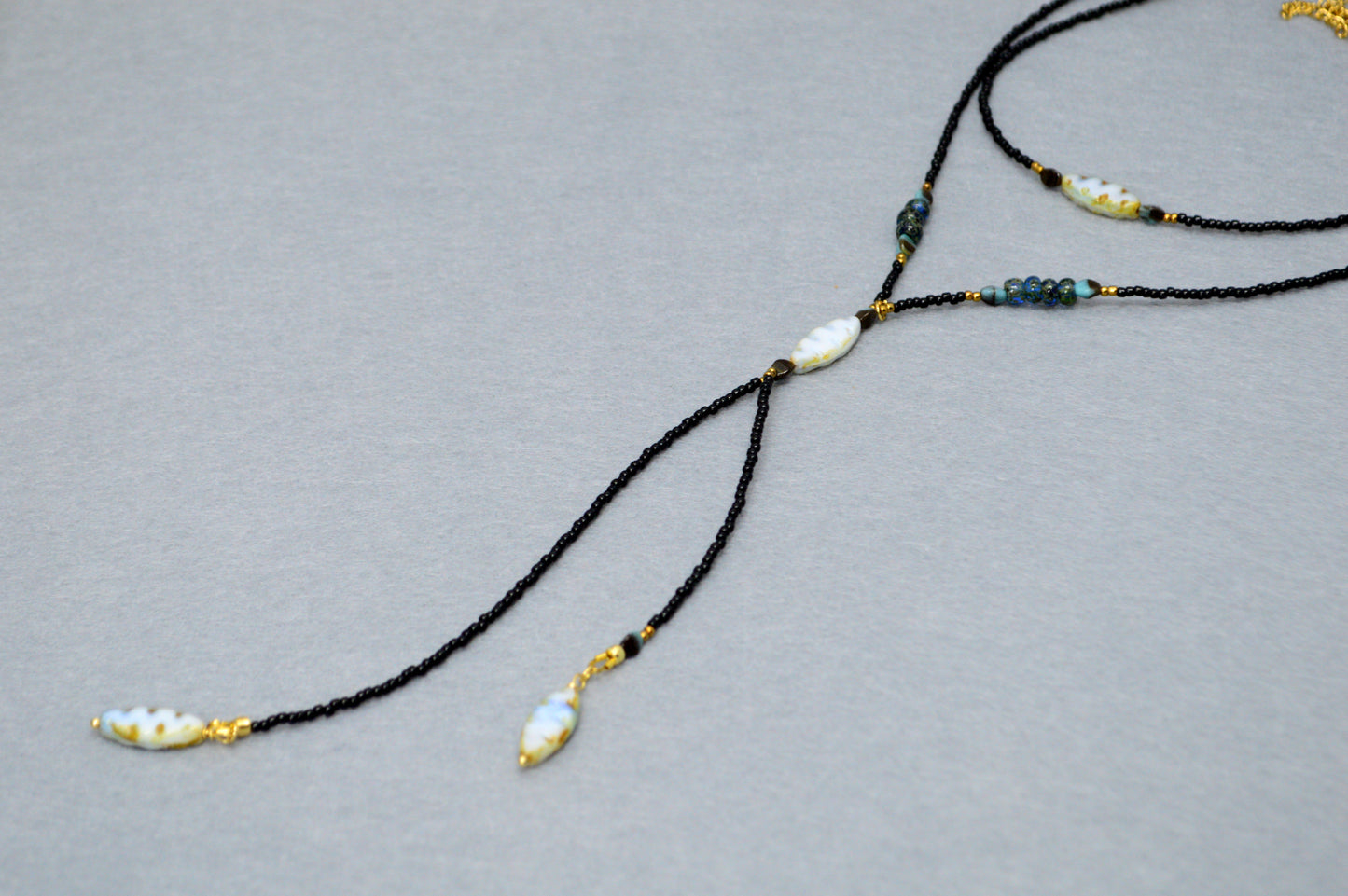 Collar lariat Black Coastal – Collar tipo lazo de cuentas con detalles de concha
