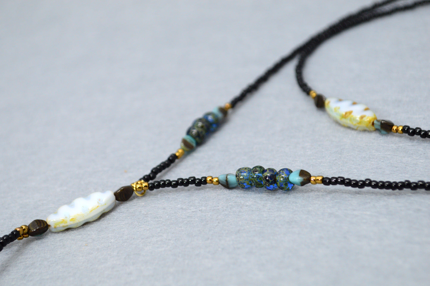 Collar lariat Black Coastal – Collar tipo lazo de cuentas con detalles de concha
