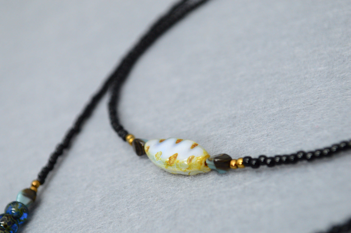 Collar lariat Black Coastal – Collar tipo lazo de cuentas con detalles de concha
