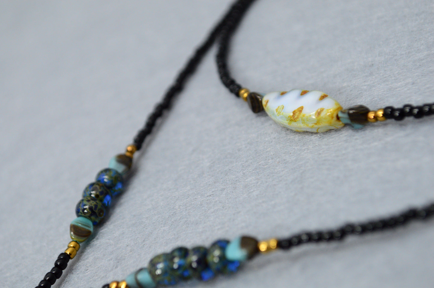 Collar lariat Black Coastal – Collar tipo lazo de cuentas con detalles de concha
