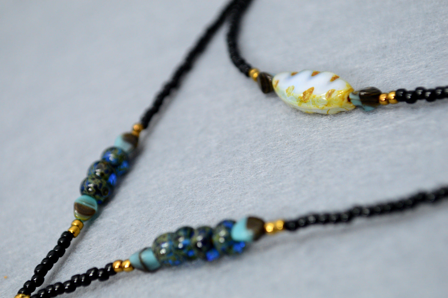 Collar lariat Black Coastal – Collar tipo lazo de cuentas con detalles de concha
