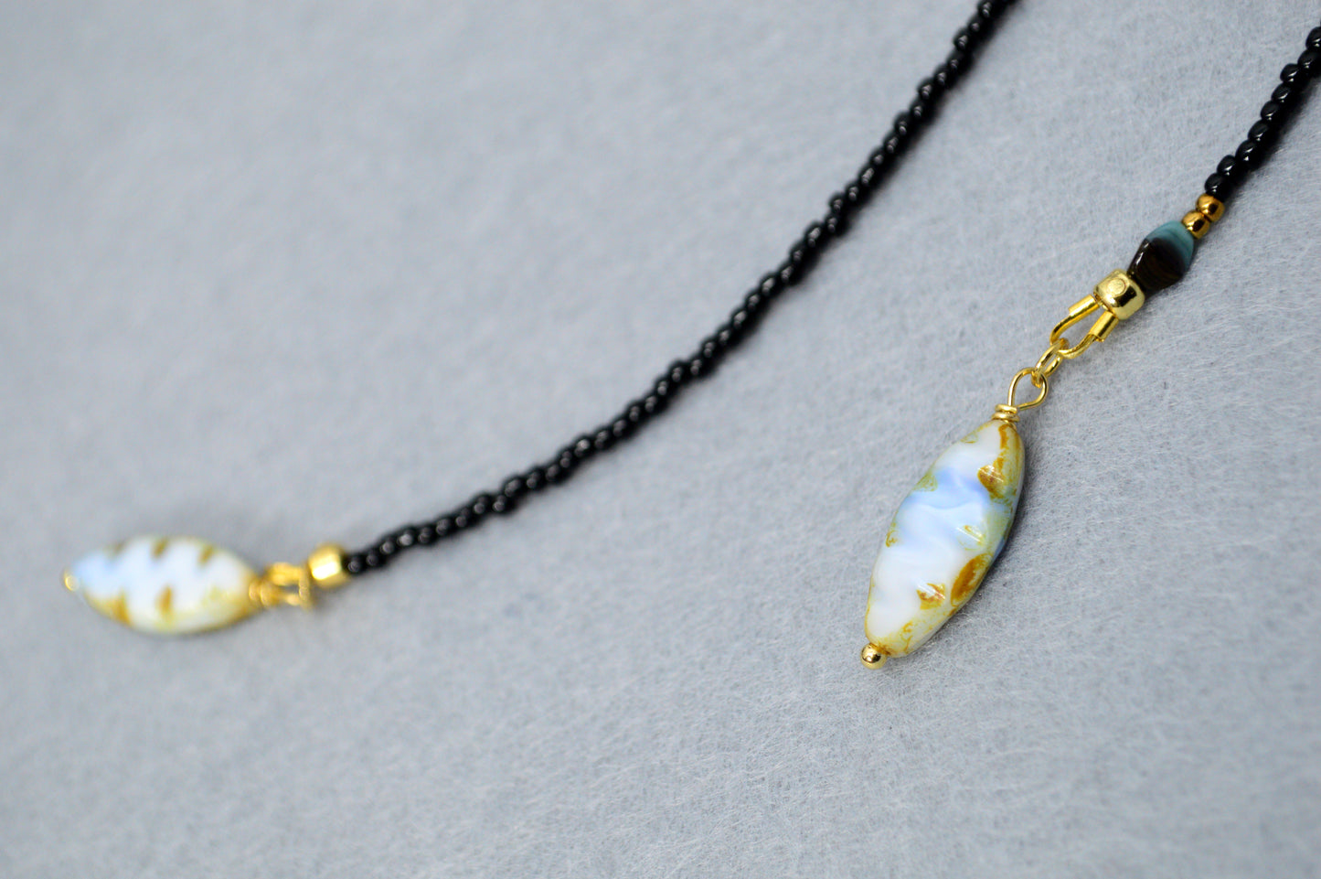 Collar lariat Black Coastal – Collar tipo lazo de cuentas con detalles de concha
