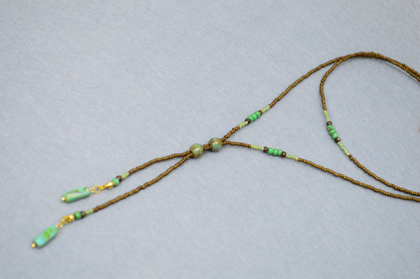 Collar lariat Wasabi Green – Collar tipo lazo de cuentas en tonos naturales
