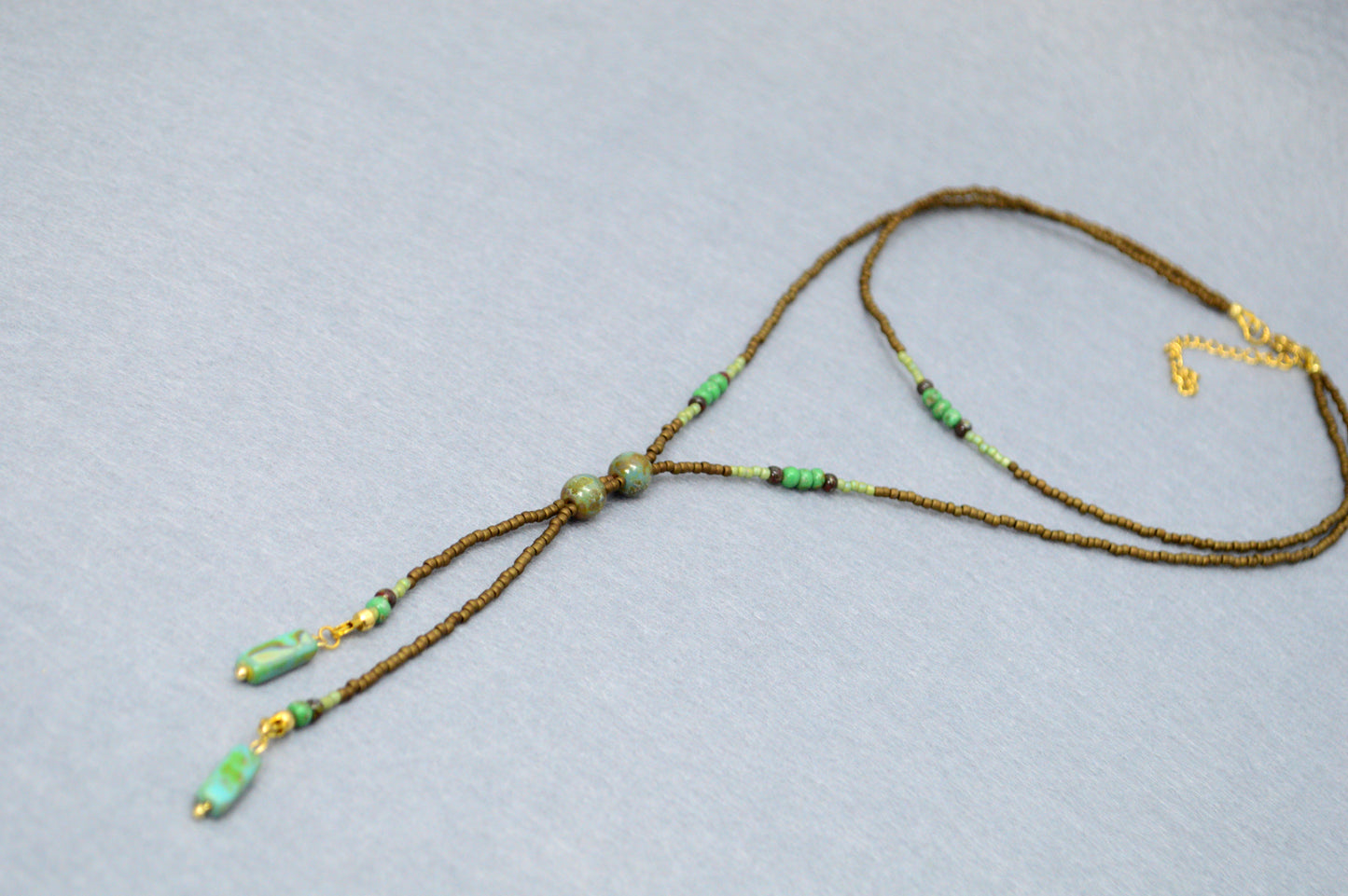Collar lariat Wasabi Green – Collar tipo lazo de cuentas en tonos naturales
