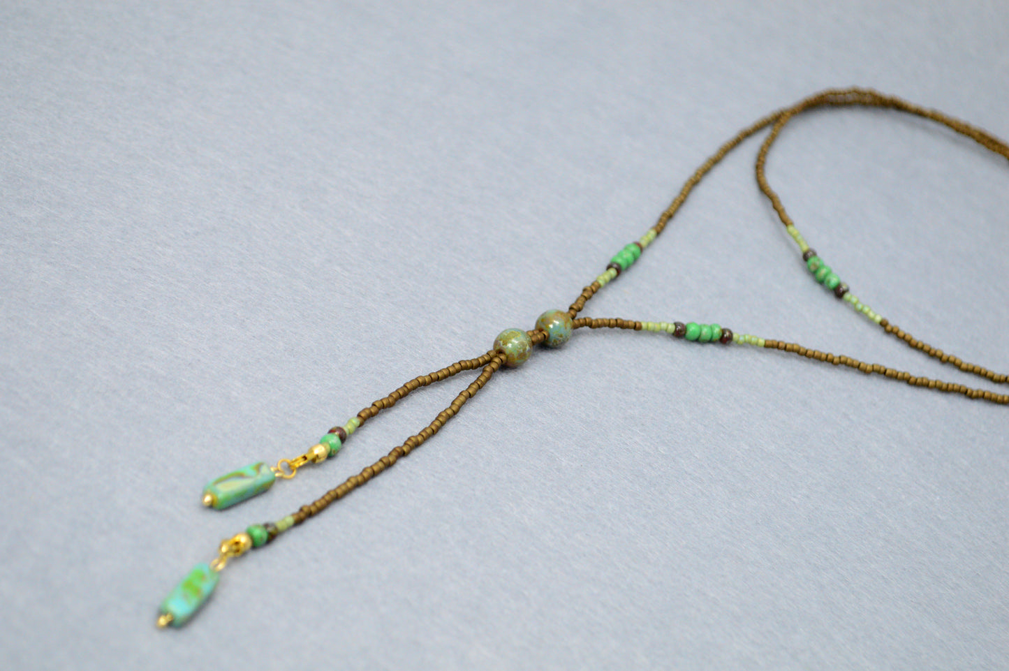 Collar lariat Wasabi Green – Collar tipo lazo de cuentas en tonos naturales
