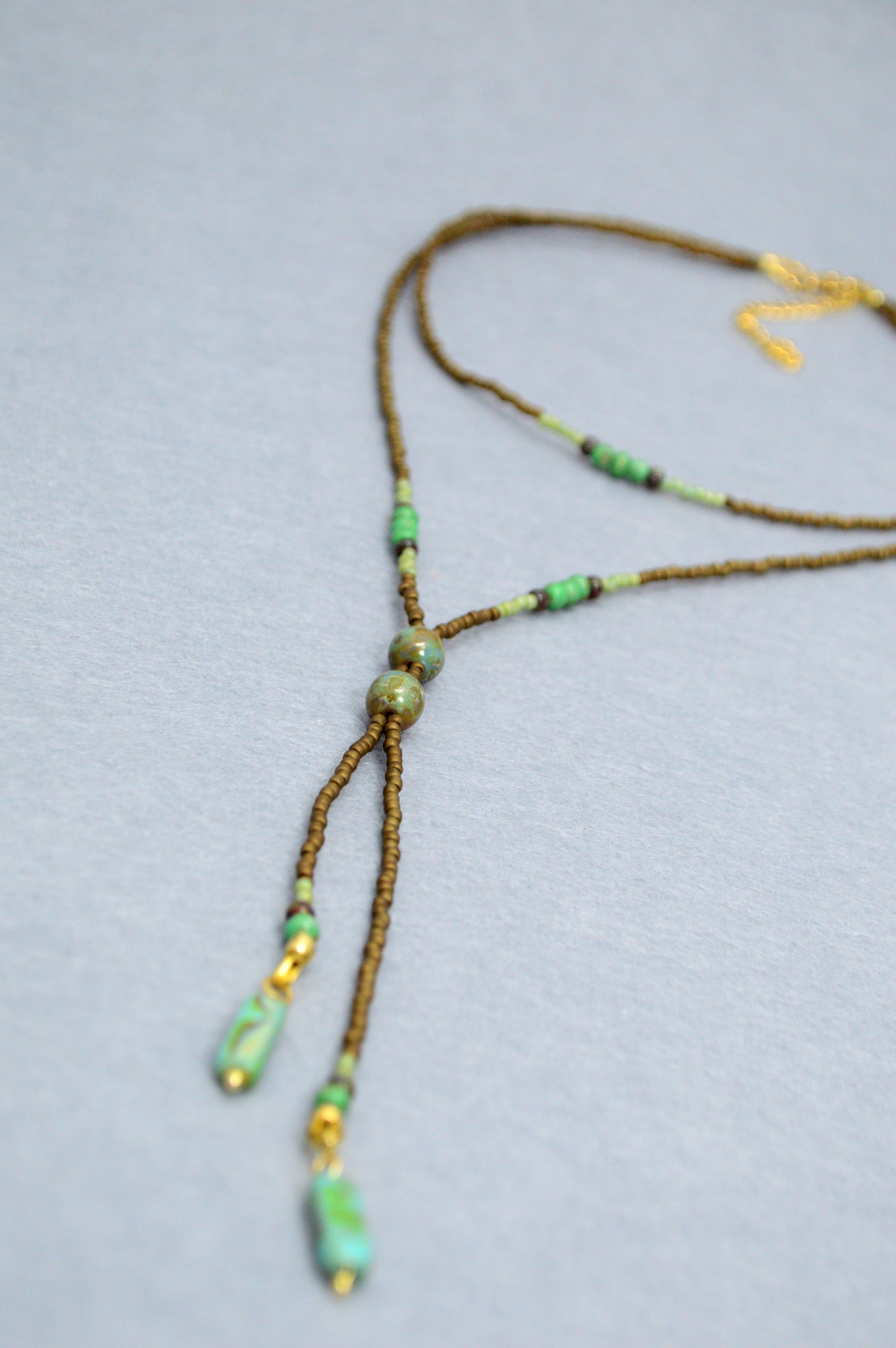 Collar lariat Wasabi Green – Collar tipo lazo de cuentas en tonos naturales
