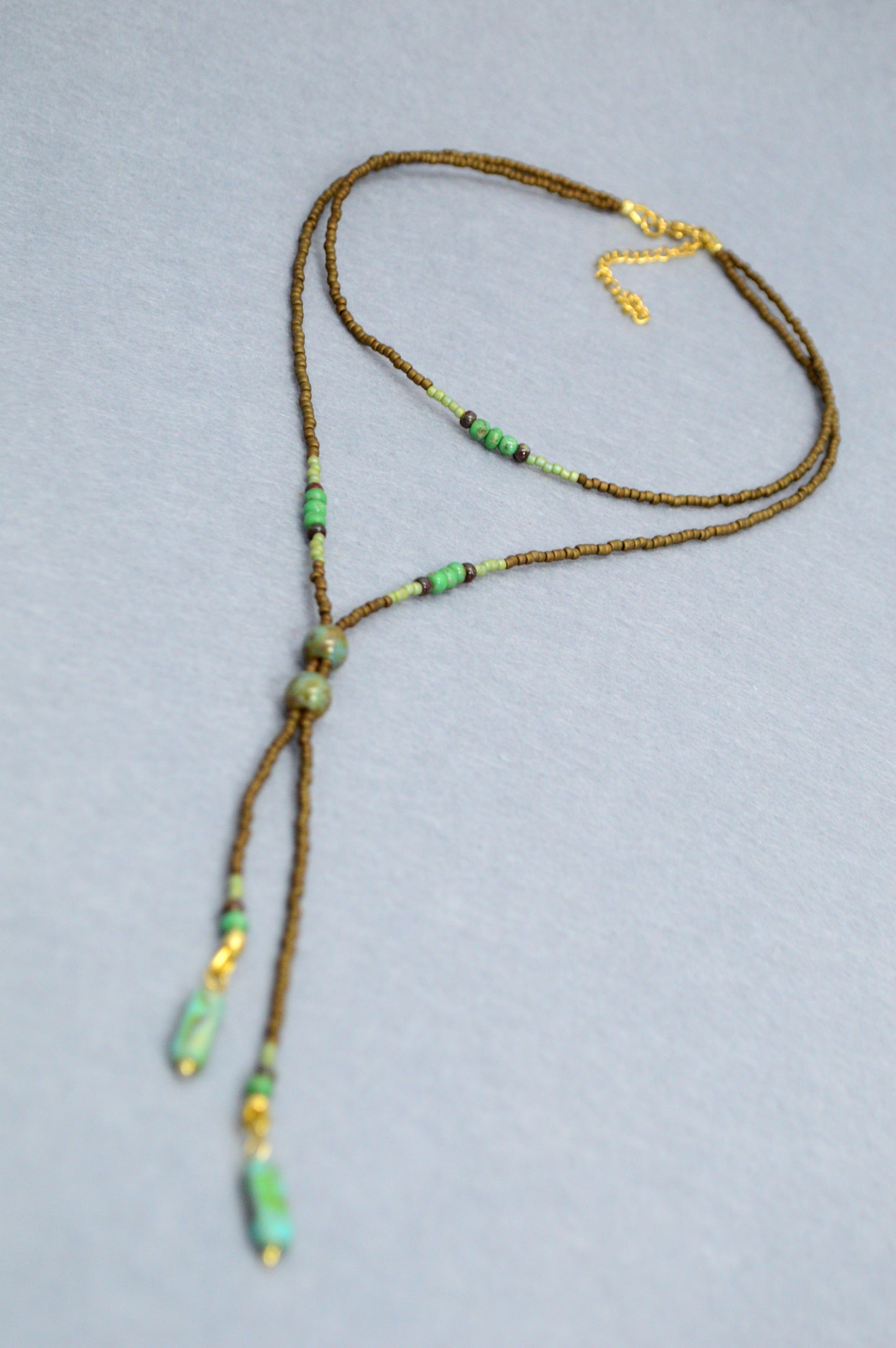 Collar lariat Wasabi Green – Collar tipo lazo de cuentas en tonos naturales
