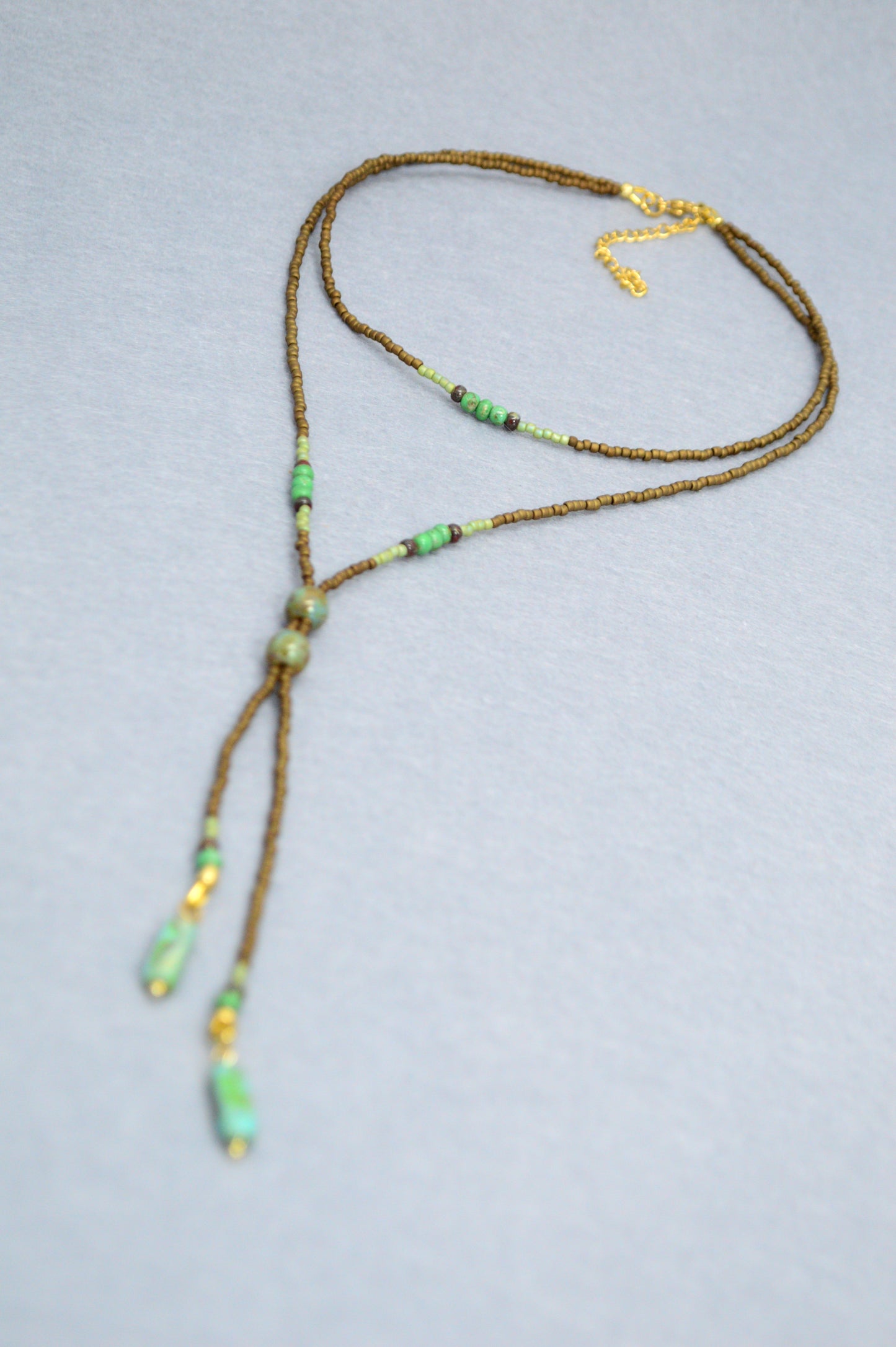 Collar lariat Wasabi Green – Collar tipo lazo de cuentas en tonos naturales
