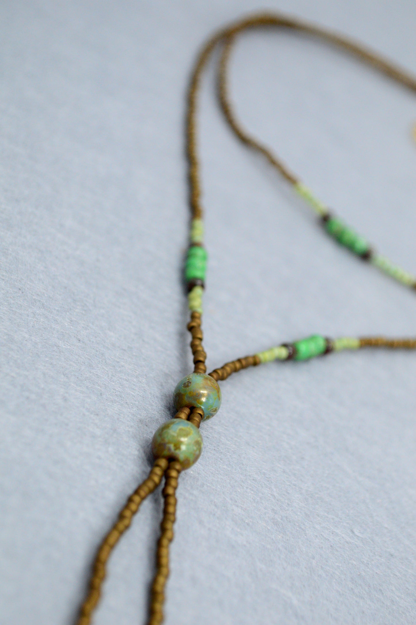 Collar lariat Wasabi Green – Collar tipo lazo de cuentas en tonos naturales

