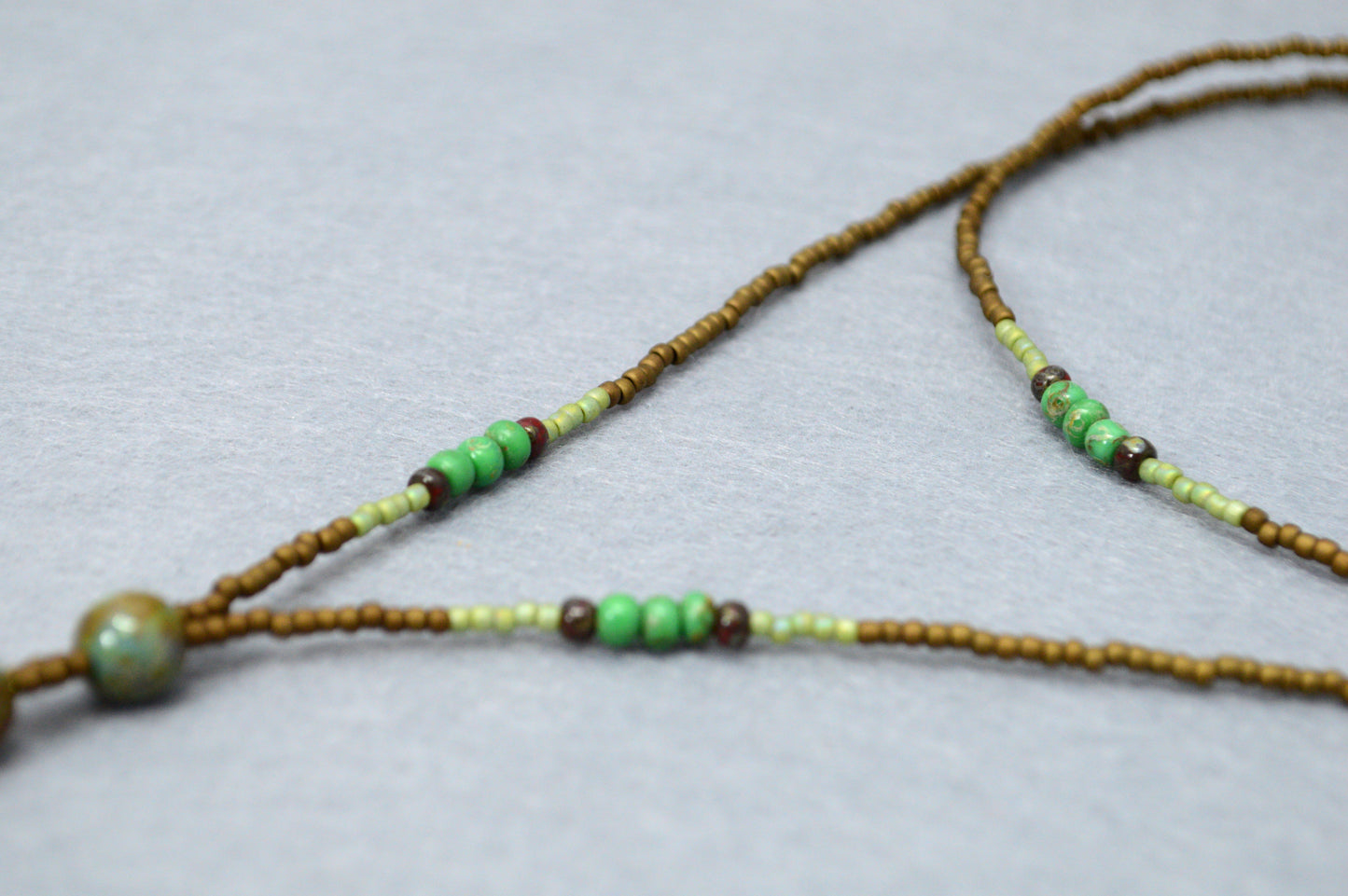 Collar lariat Wasabi Green – Collar tipo lazo de cuentas en tonos naturales
