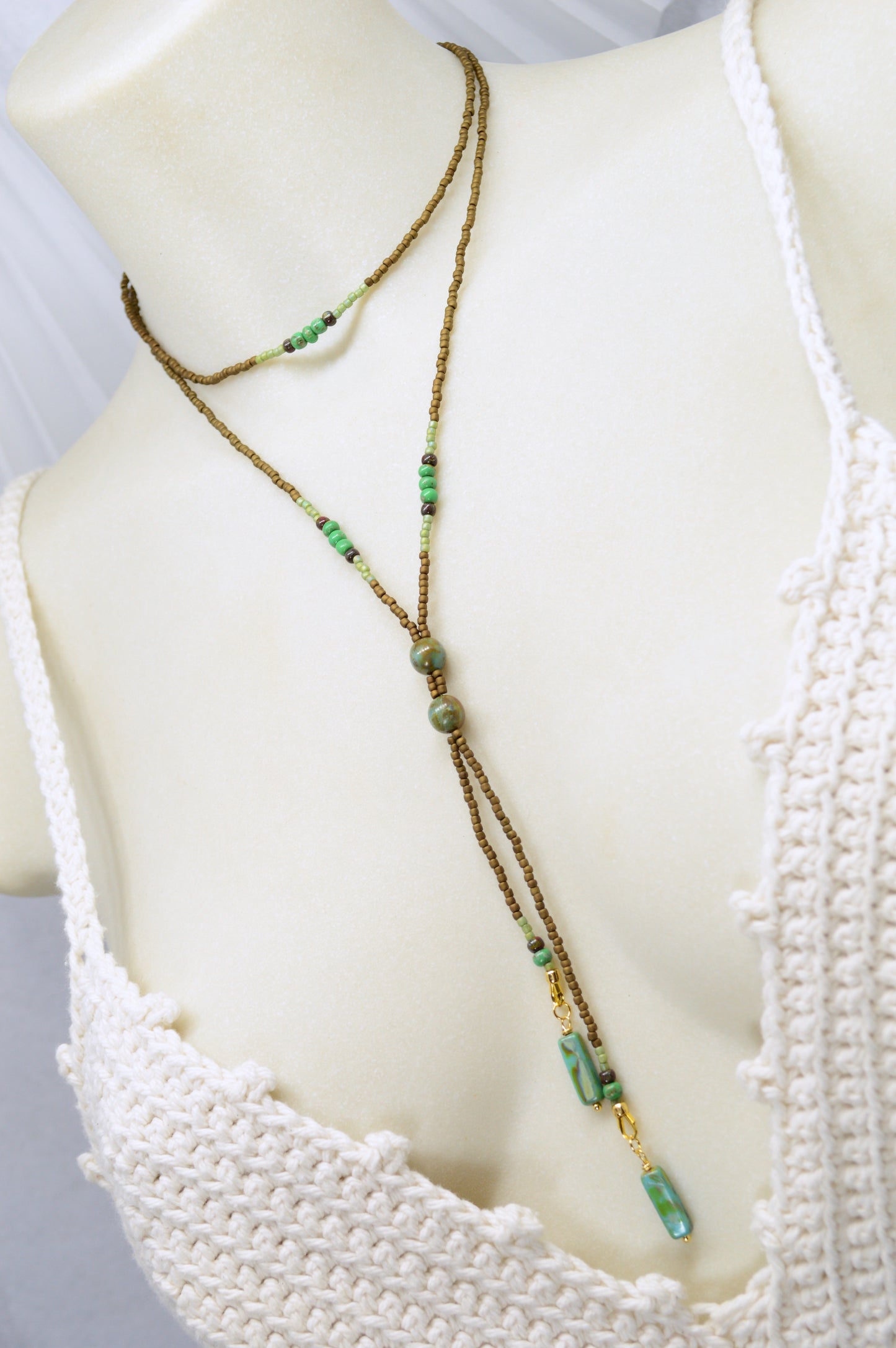 Collar lariat Wasabi Green – Collar tipo lazo de cuentas en tonos naturales

