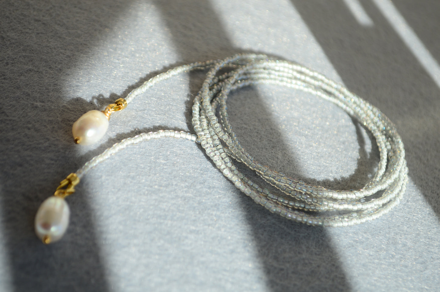 Collar lariat Silver Blue – Collar tipo lazo de cuentas iridiscentes con perlas
