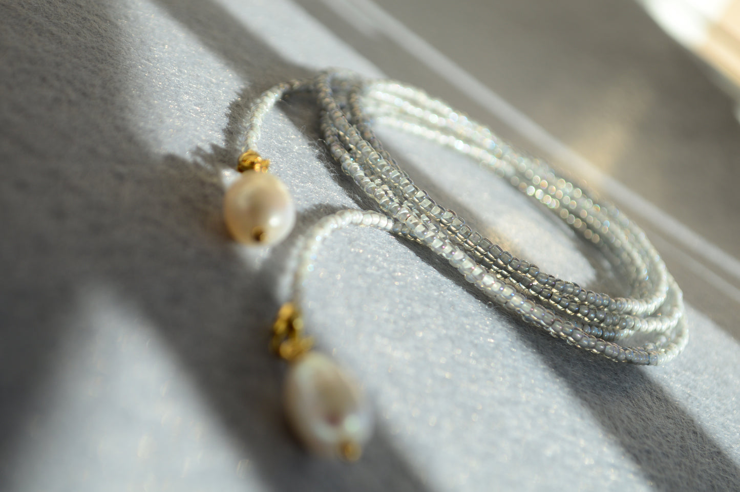 Collar lariat Silver Blue – Collar tipo lazo de cuentas iridiscentes con perlas

