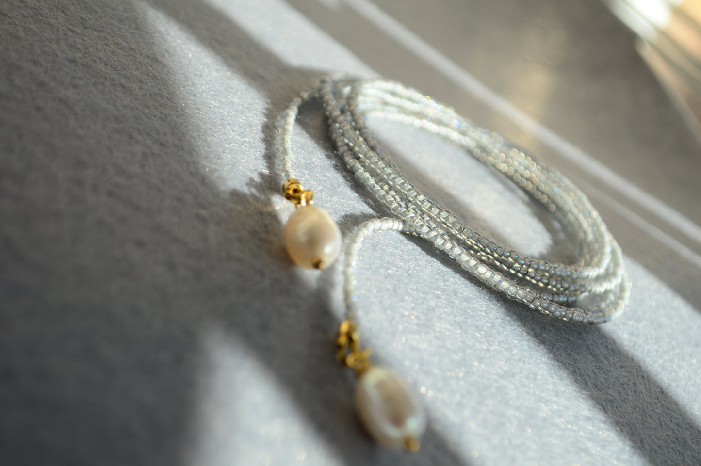 Collar lariat Silver Blue – Collar tipo lazo de cuentas iridiscentes con perlas
