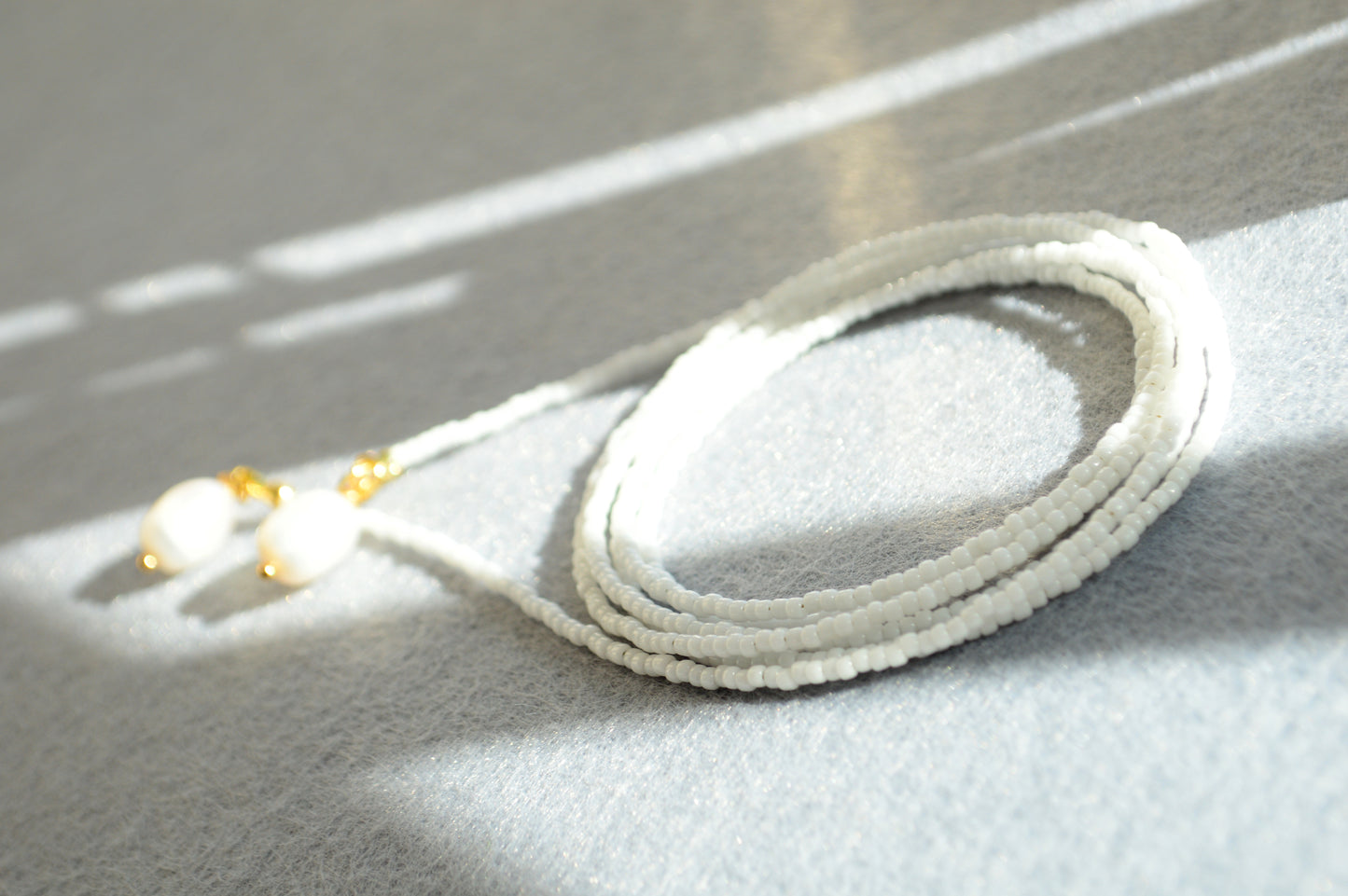 Collar lariat Snow – Collar tipo lazo de cuentas blancas con perlas
