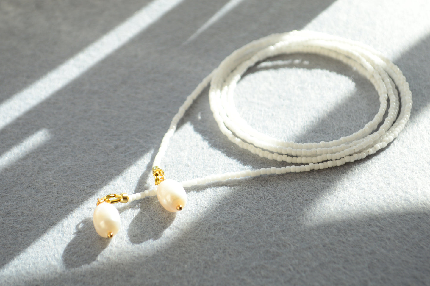 Collar lariat Snow – Collar tipo lazo de cuentas blancas con perlas
