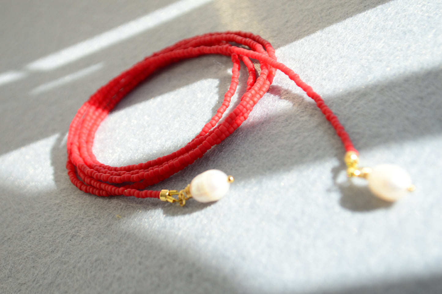 Collar lariat Poppy Red – Collar tipo lazo de cuentas rojas con perlas
