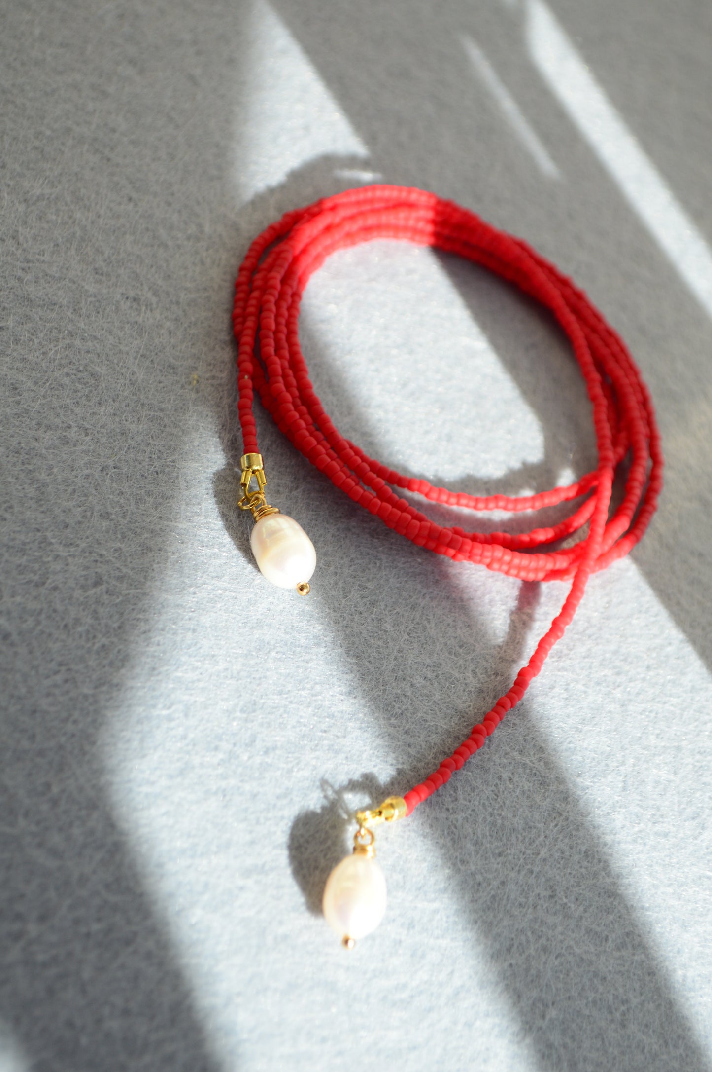Collar lariat Poppy Red – Collar tipo lazo de cuentas rojas con perlas
