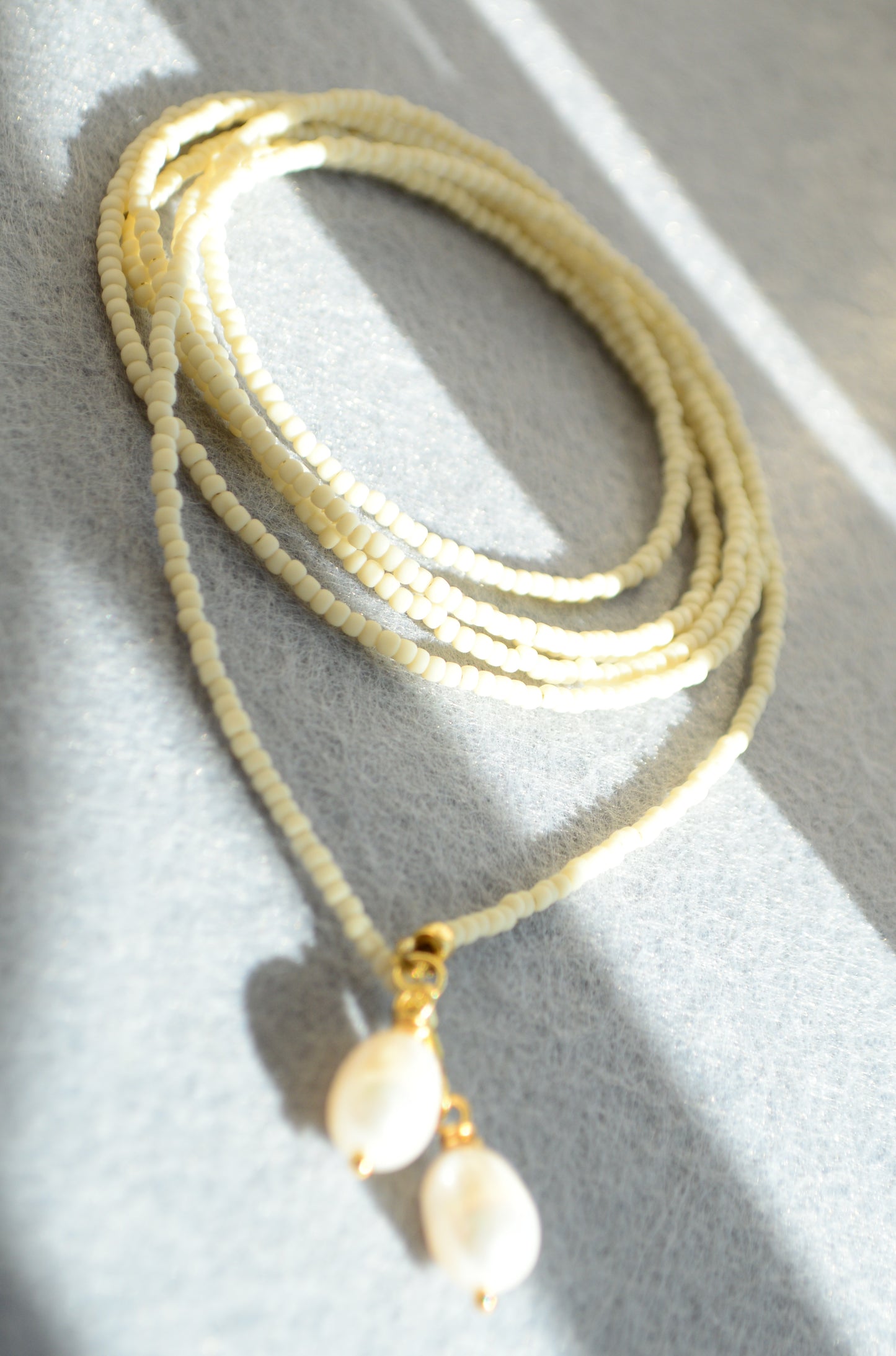 Collar lariat Vanilla – Collar tipo lazo de cuentas color crema con perlas

