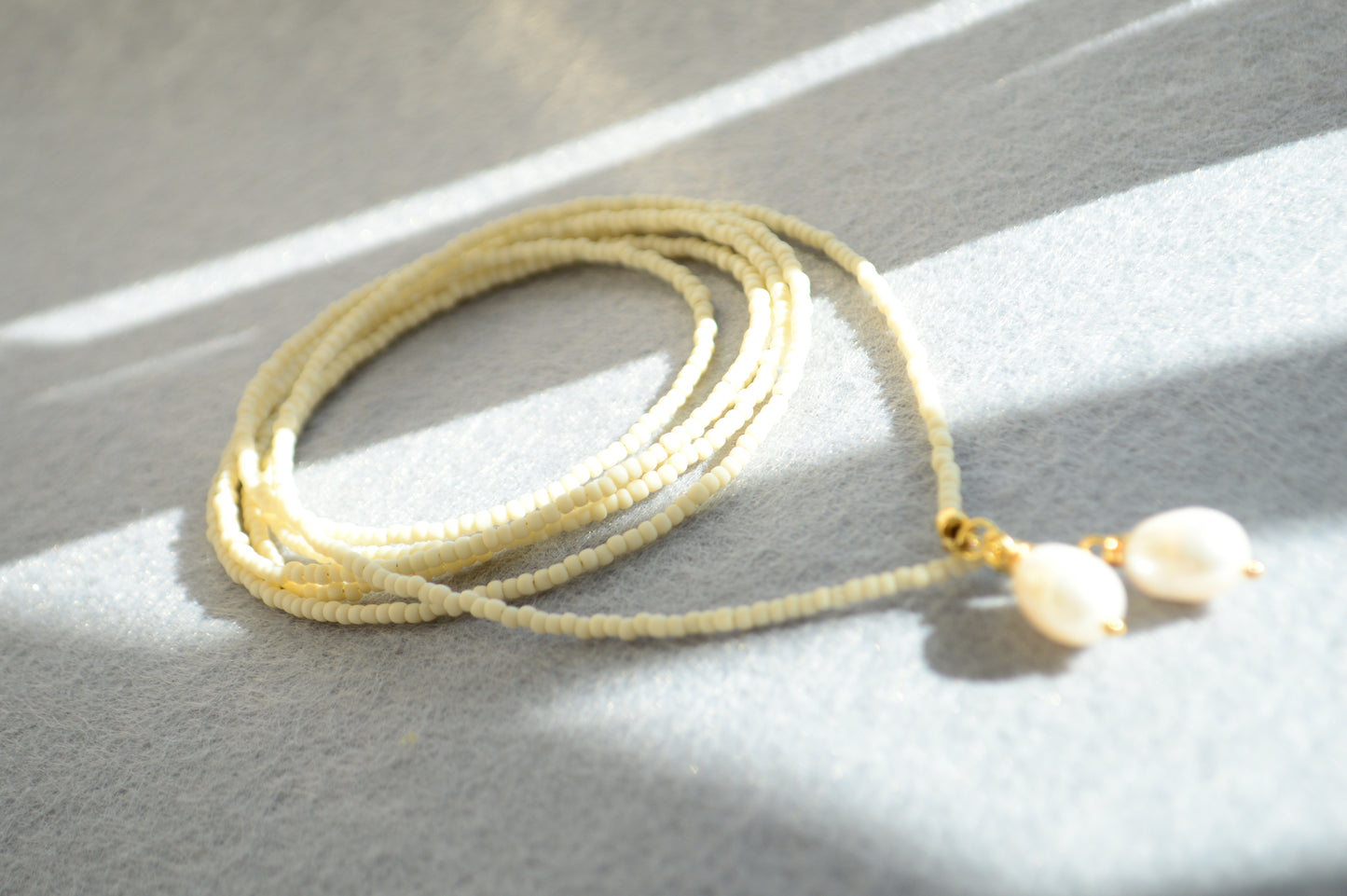 Collar lariat Vanilla – Collar tipo lazo de cuentas color crema con perlas
