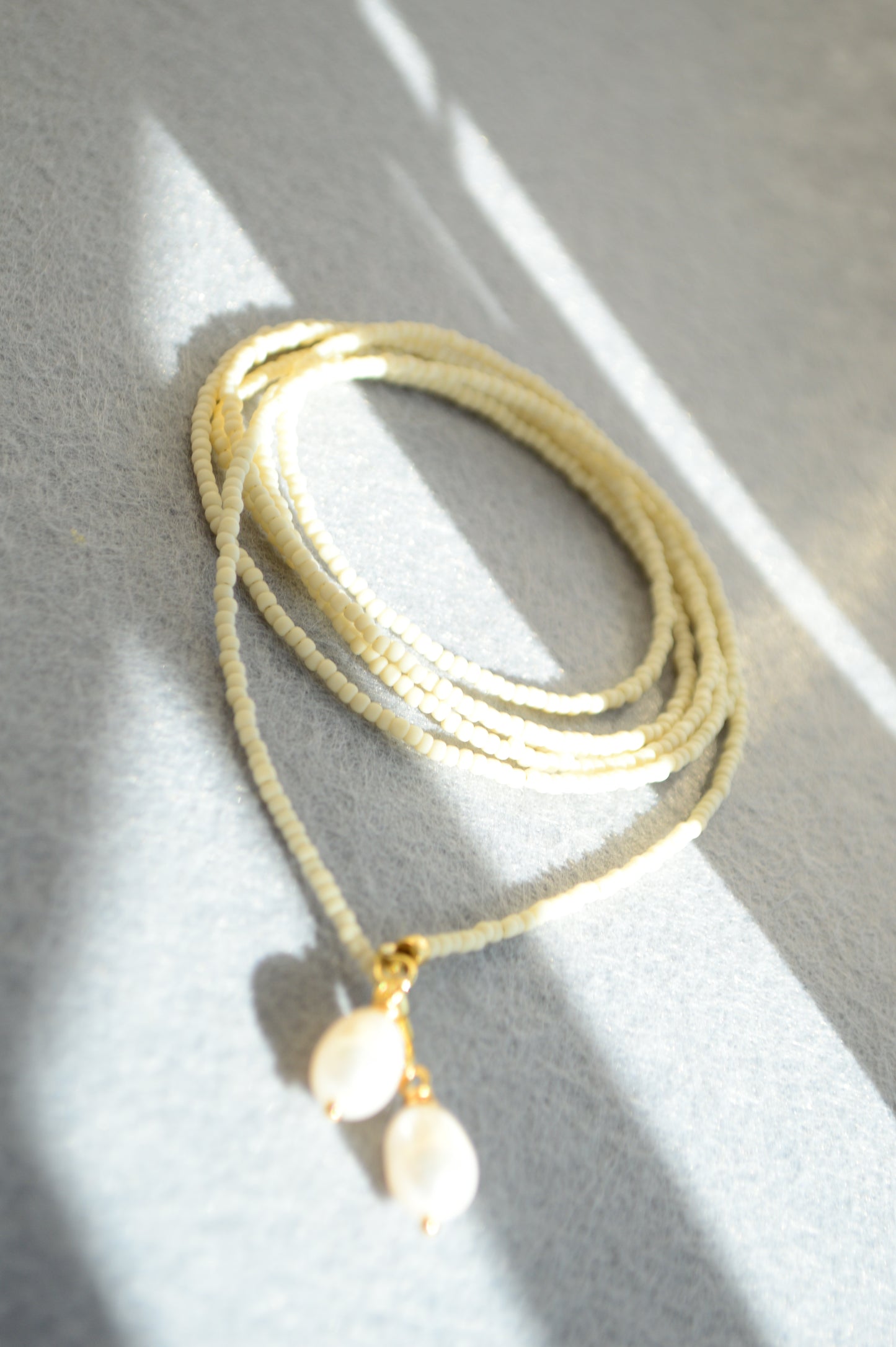 Collar lariat Vanilla – Collar tipo lazo de cuentas color crema con perlas
