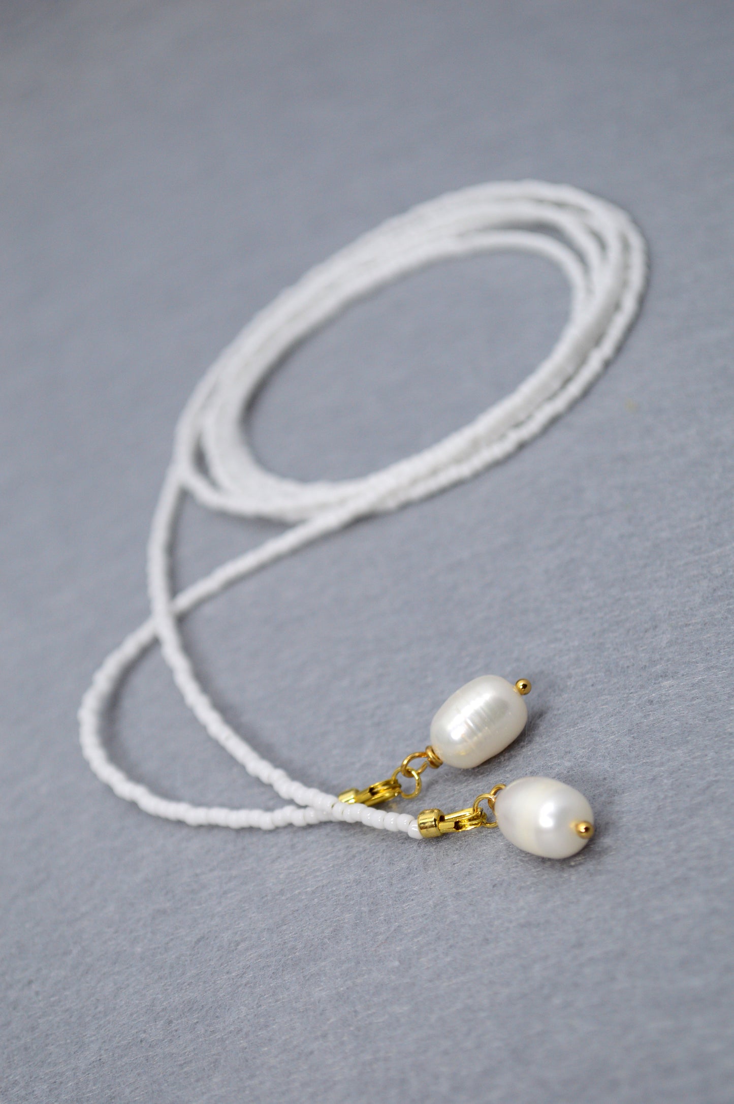 Collar lariat Snow – Collar tipo lazo de cuentas blancas con perlas
