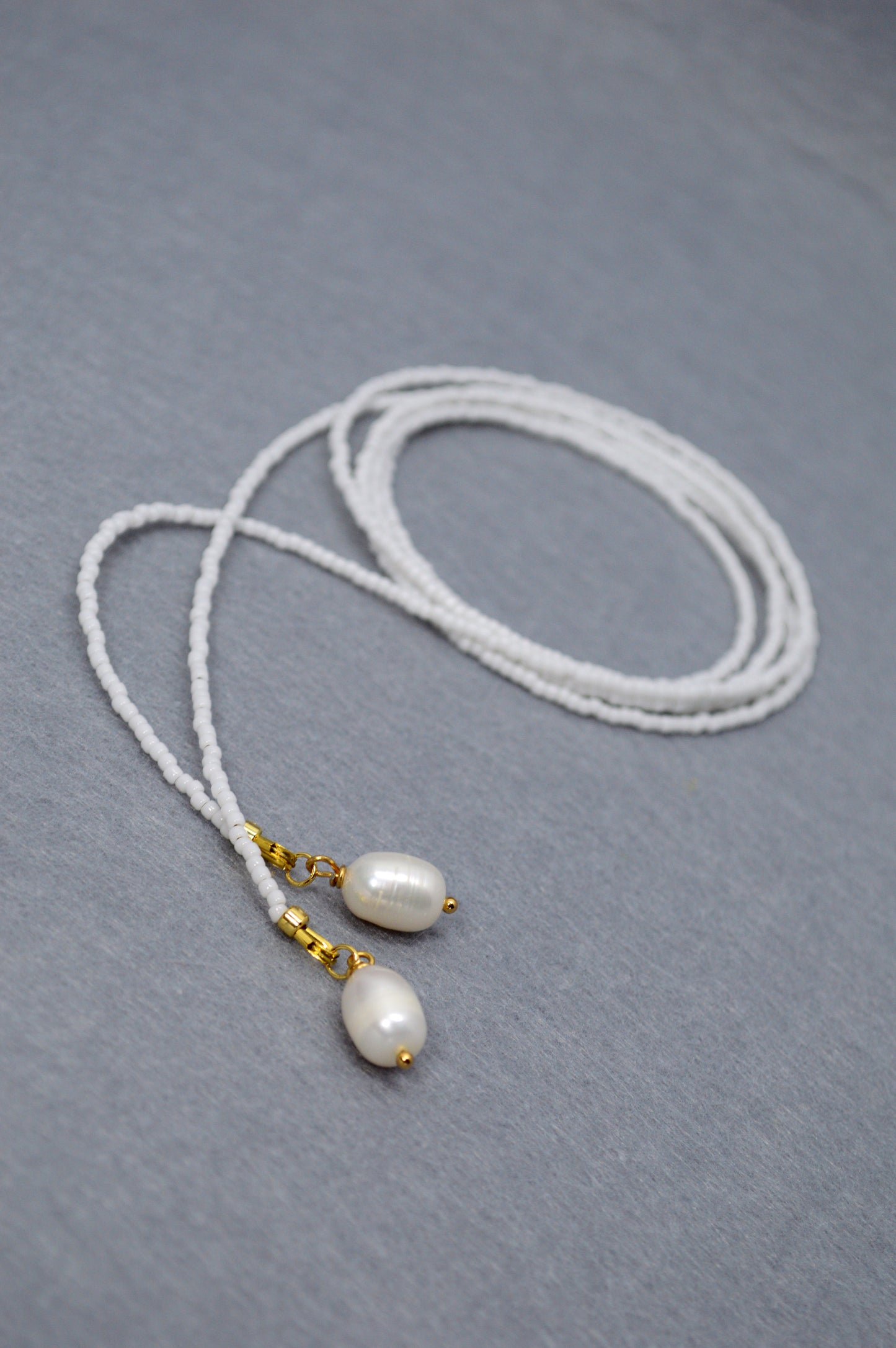 Collar lariat Snow – Collar tipo lazo de cuentas blancas con perlas
