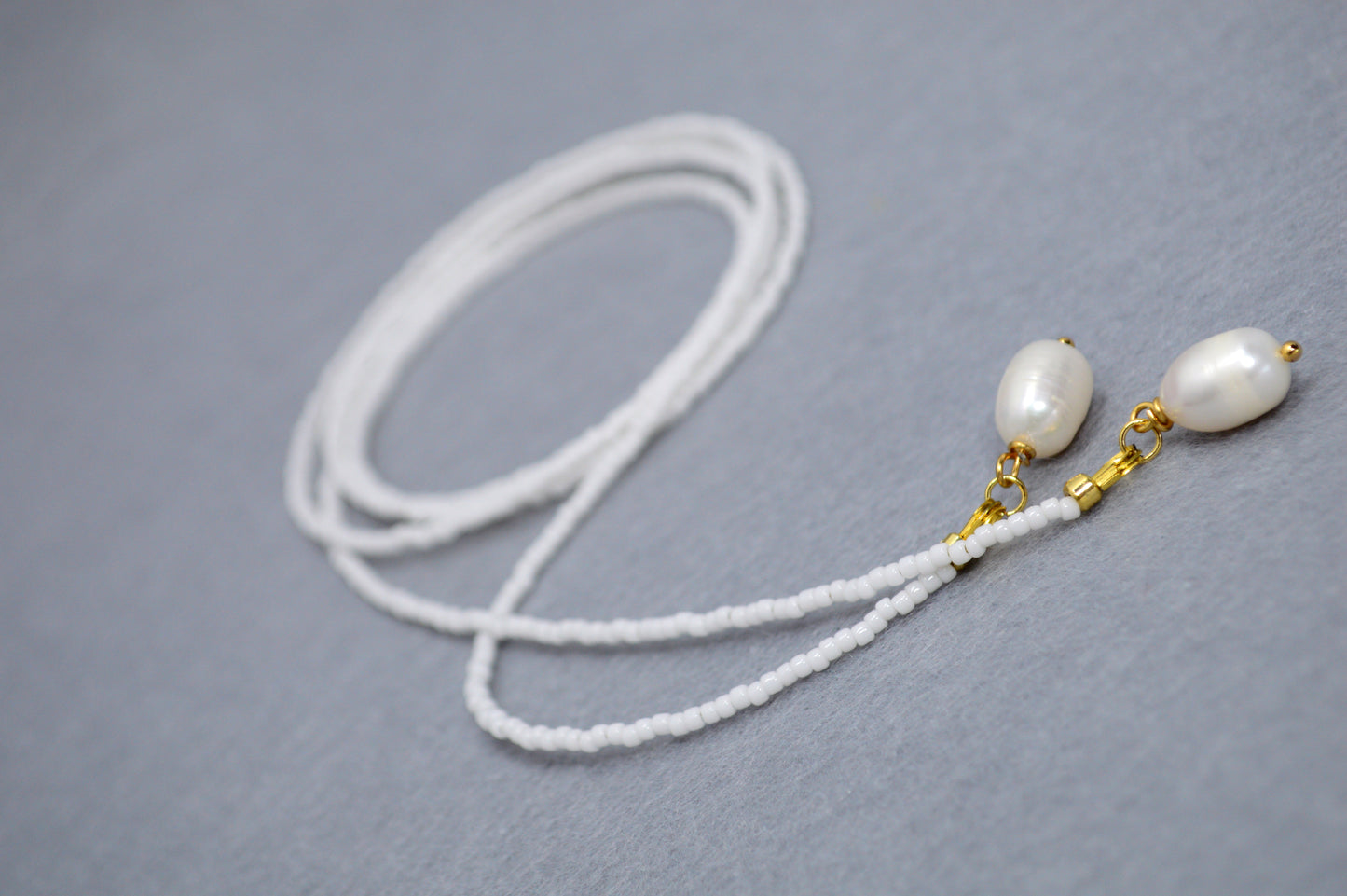 Collar lariat Snow – Collar tipo lazo de cuentas blancas con perlas
