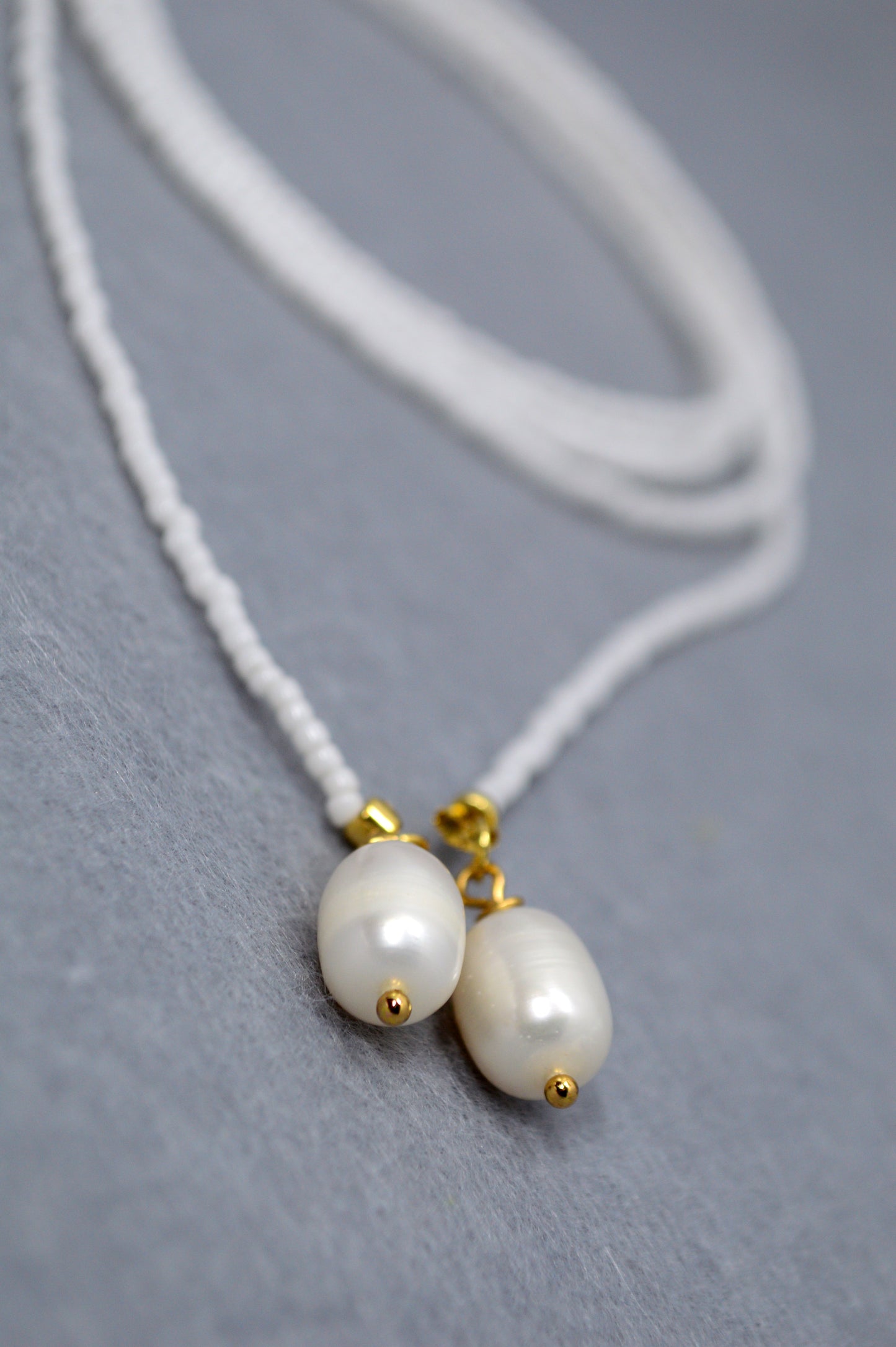 Collar lariat Snow – Collar tipo lazo de cuentas blancas con perlas

