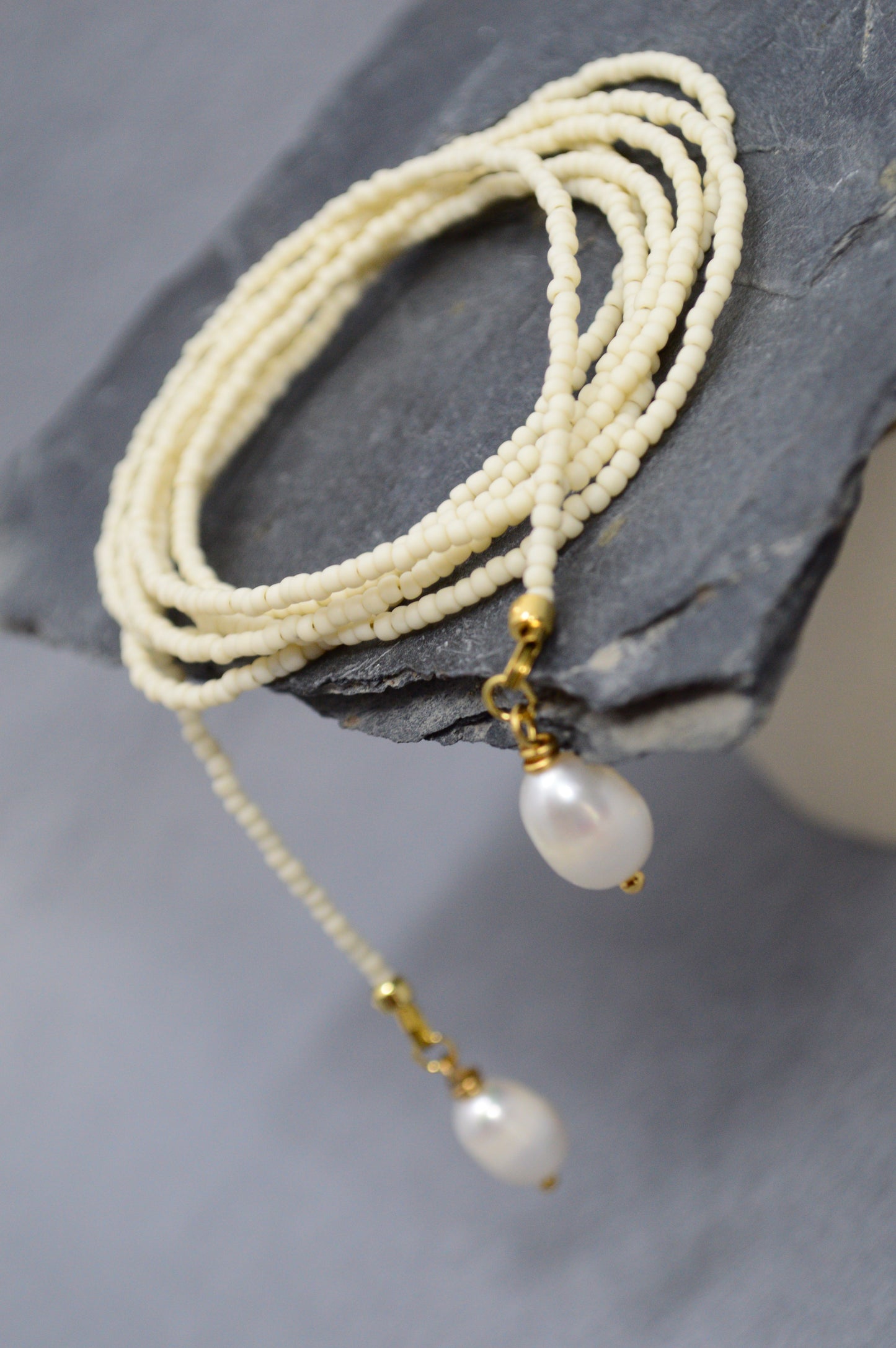 Collar lariat Vanilla – Collar tipo lazo de cuentas color crema con perlas
