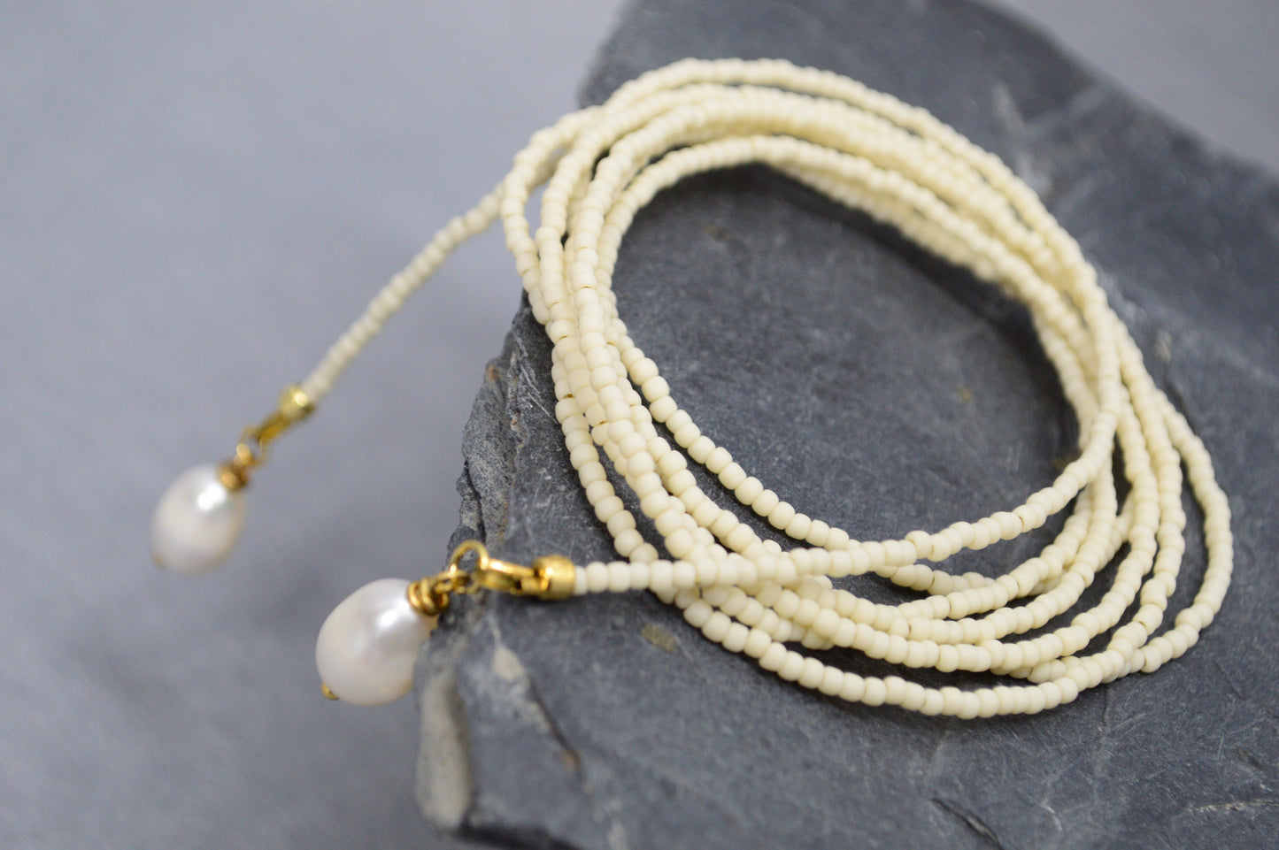 Collar lariat Vanilla – Collar tipo lazo de cuentas color crema con perlas
