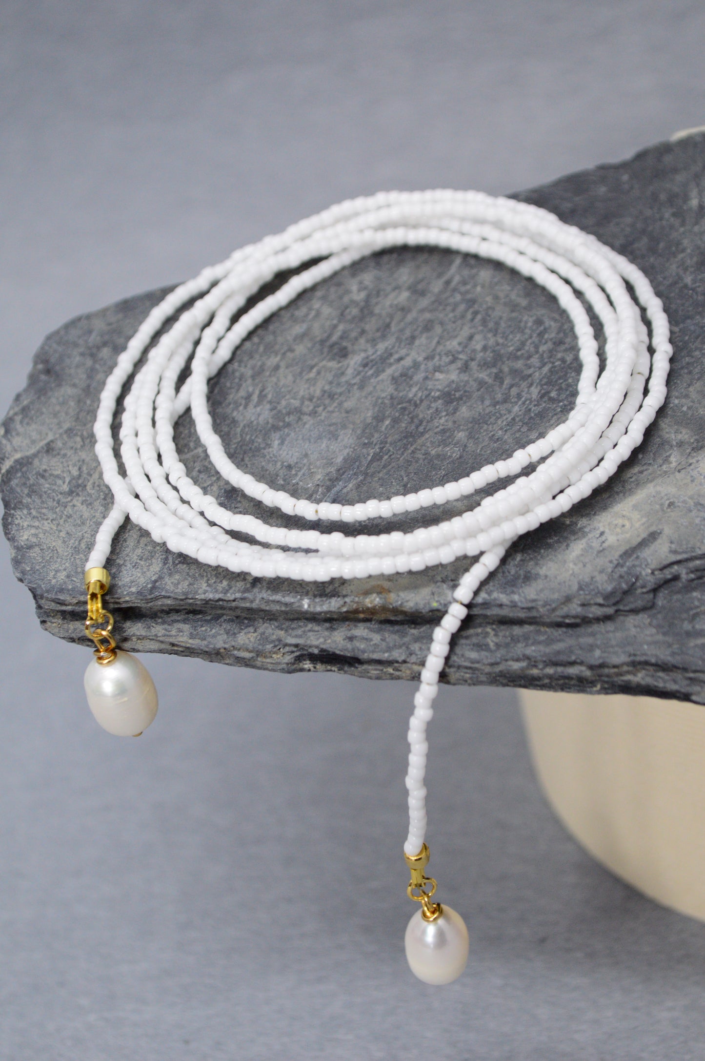 Collar lariat Snow – Collar tipo lazo de cuentas blancas con perlas
