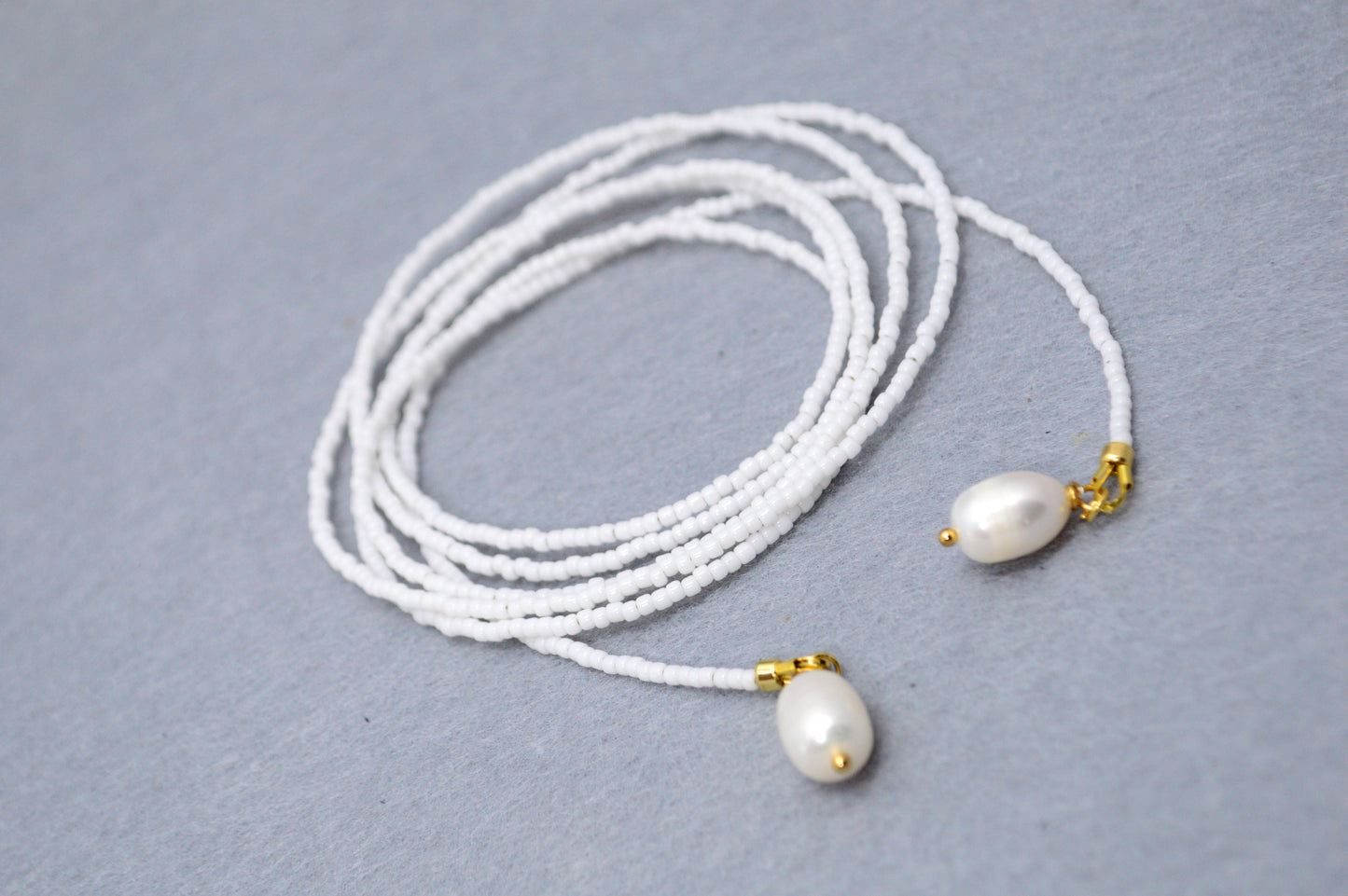 Collar lariat Snow – Collar tipo lazo de cuentas blancas con perlas
