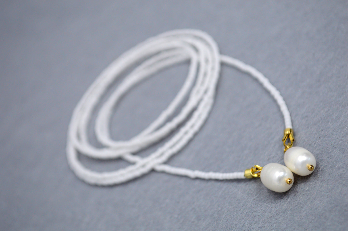 Collar lariat Snow – Collar tipo lazo de cuentas blancas con perlas
