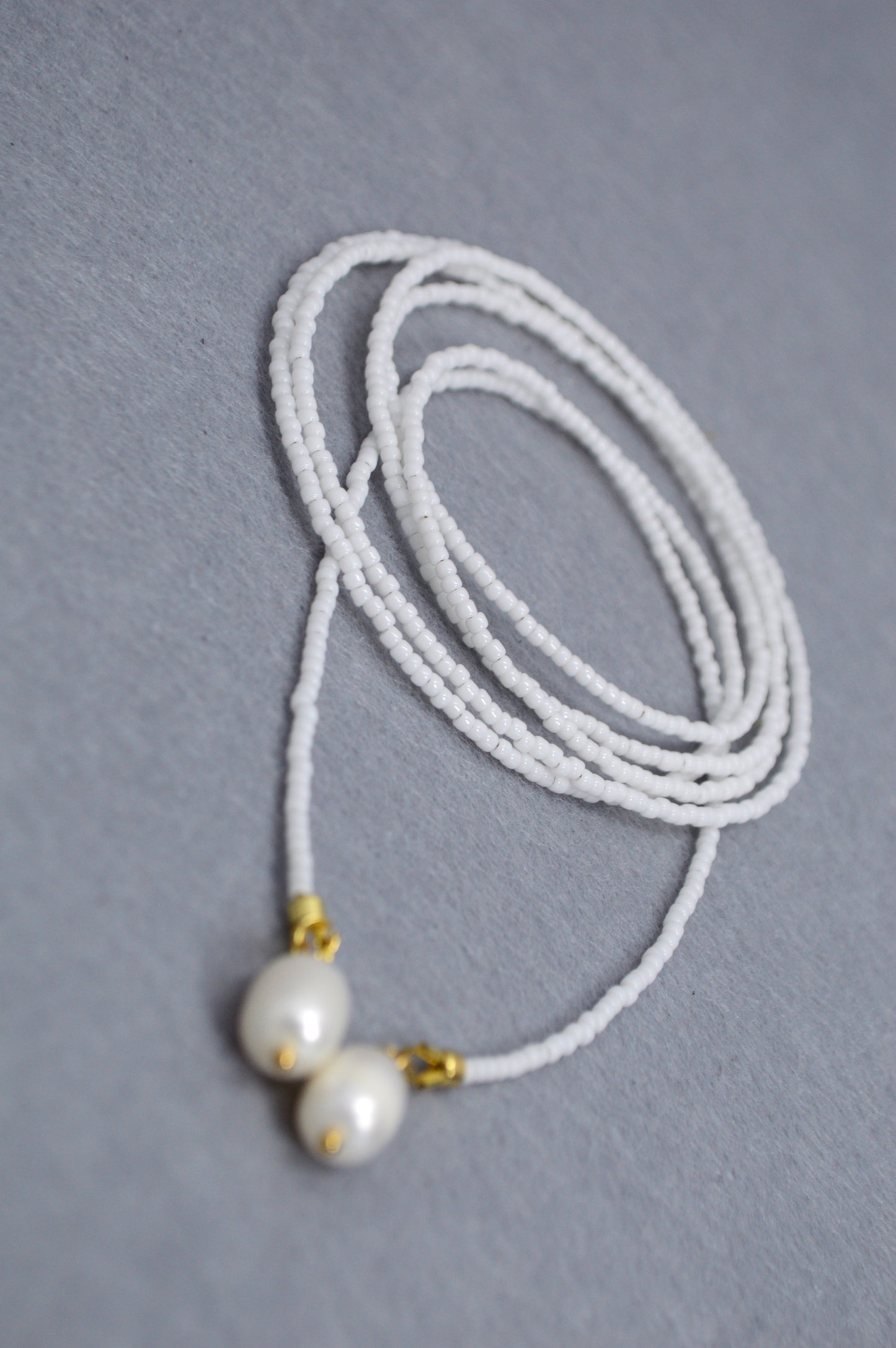 Collar lariat Snow – Collar tipo lazo de cuentas blancas con perlas
