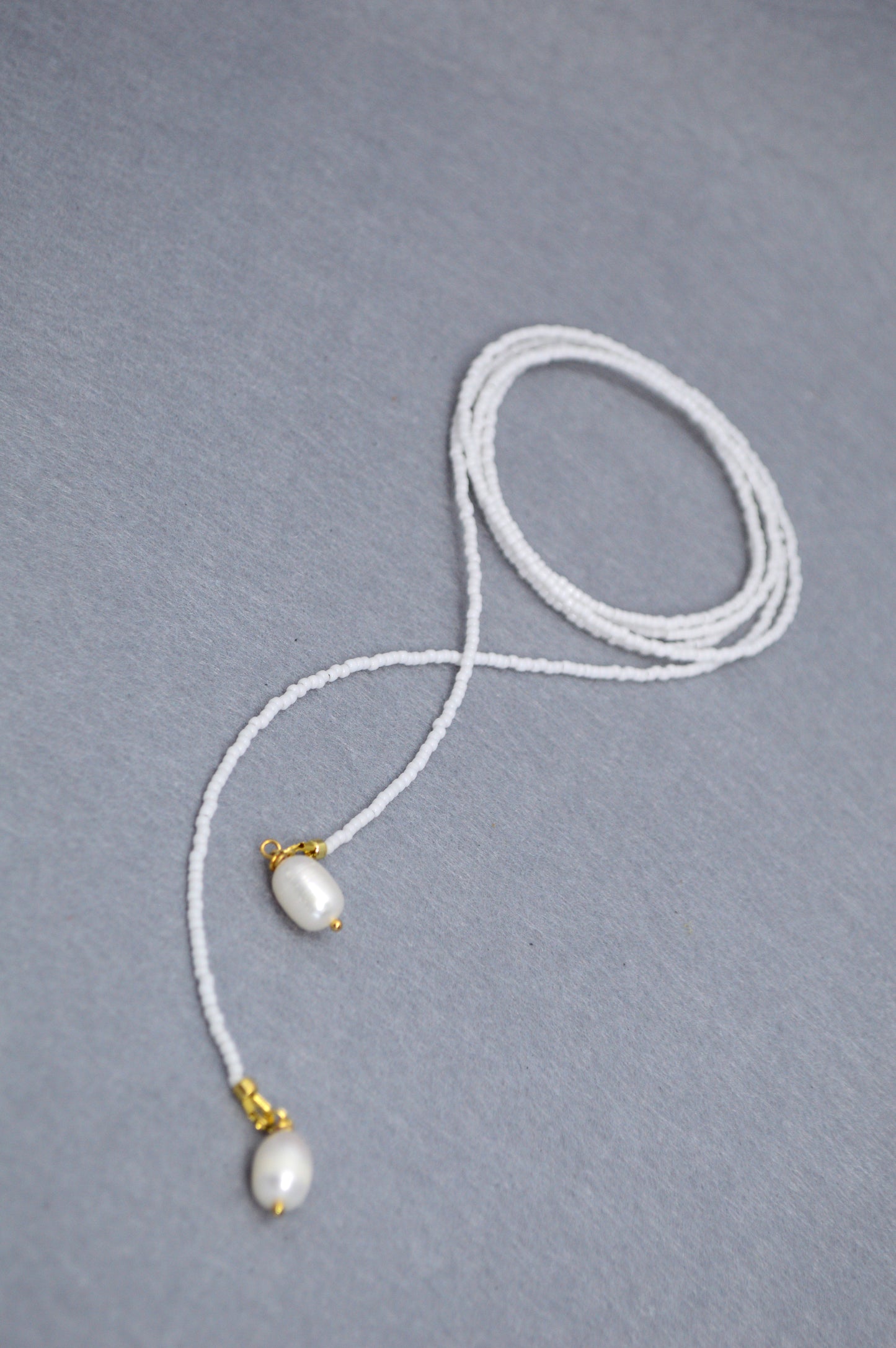 Collar lariat Snow – Collar tipo lazo de cuentas blancas con perlas
