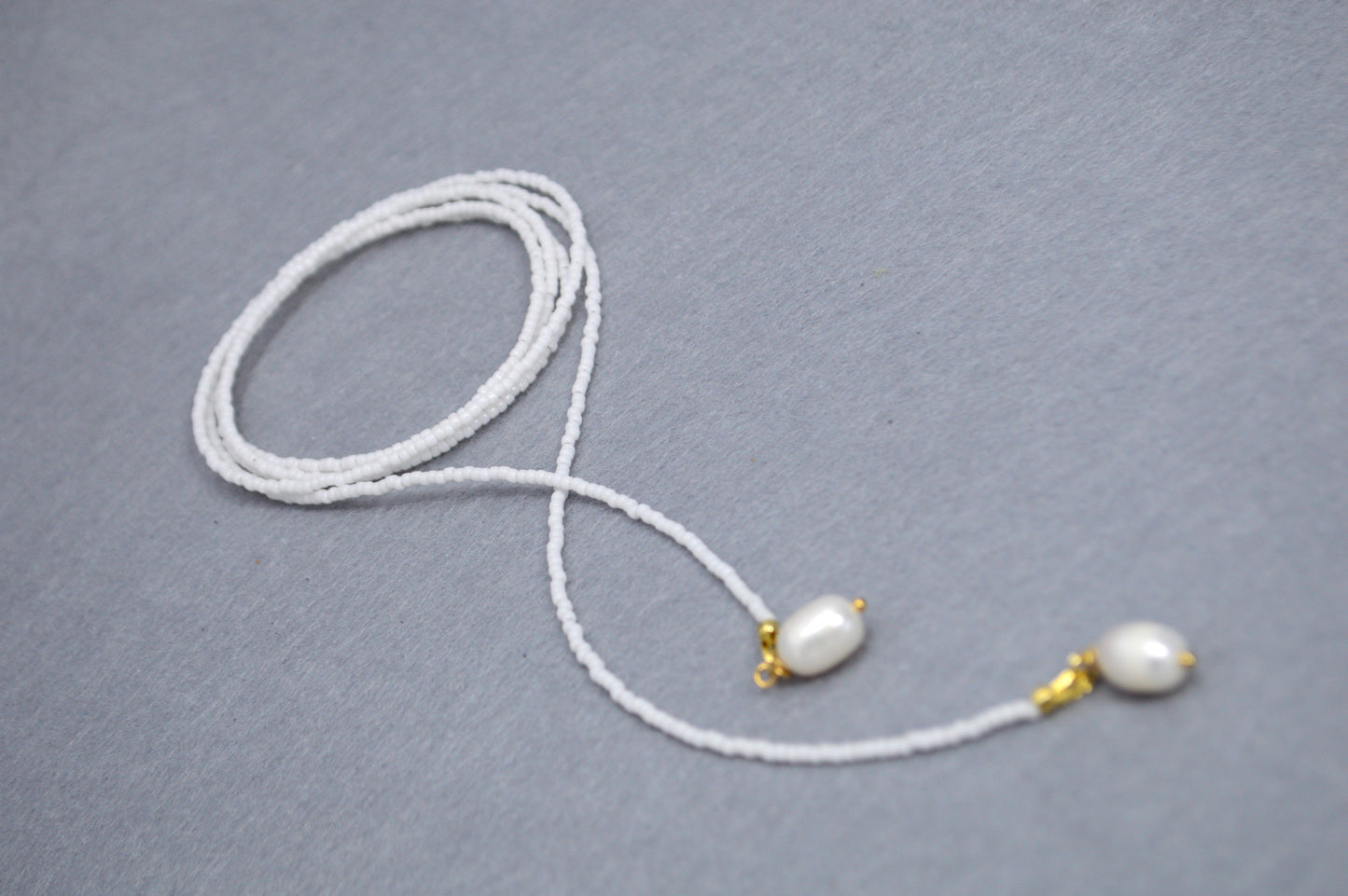 Collar lariat Snow – Collar tipo lazo de cuentas blancas con perlas

