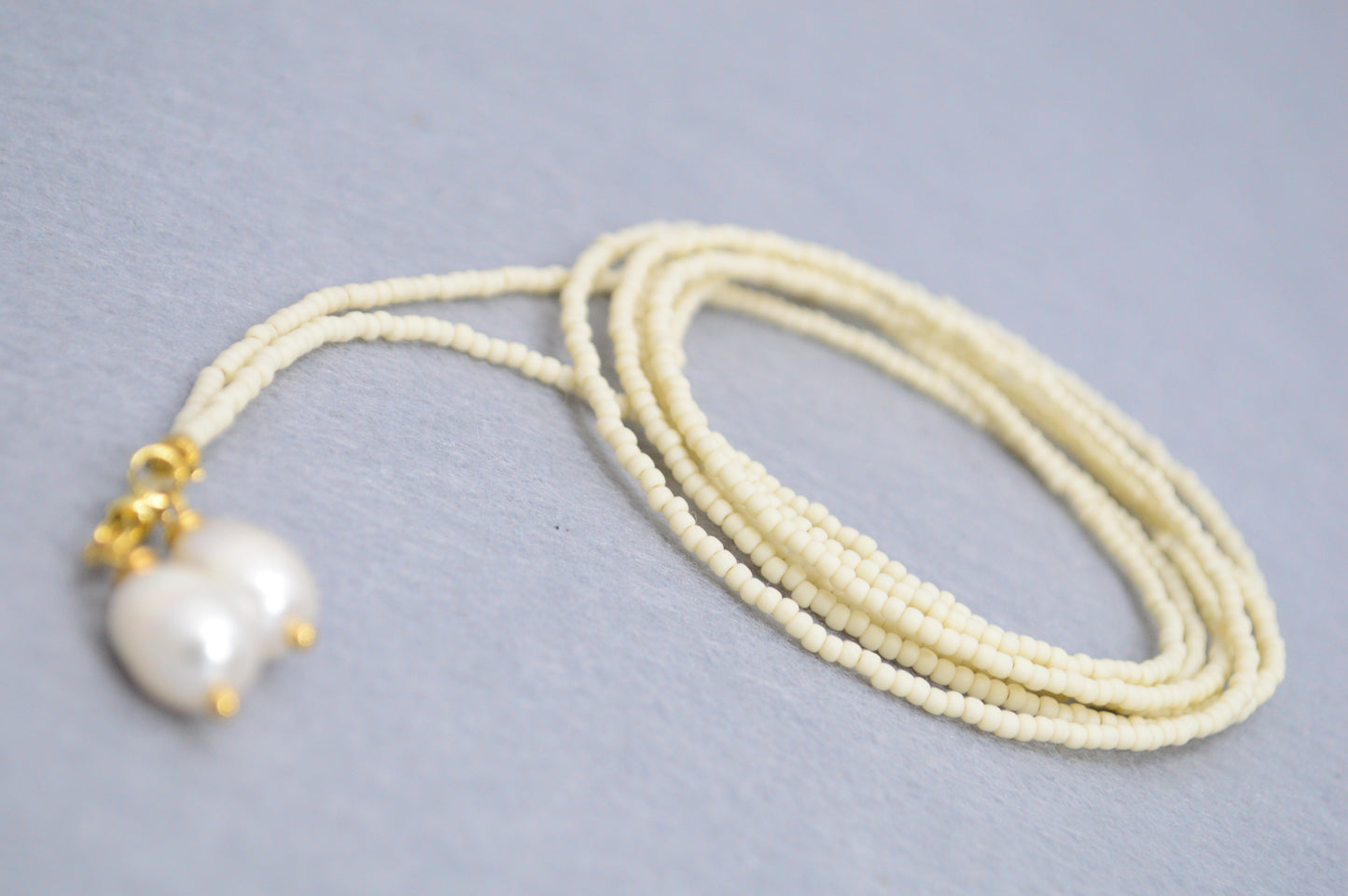 Collar lariat Vanilla – Collar tipo lazo de cuentas color crema con perlas
