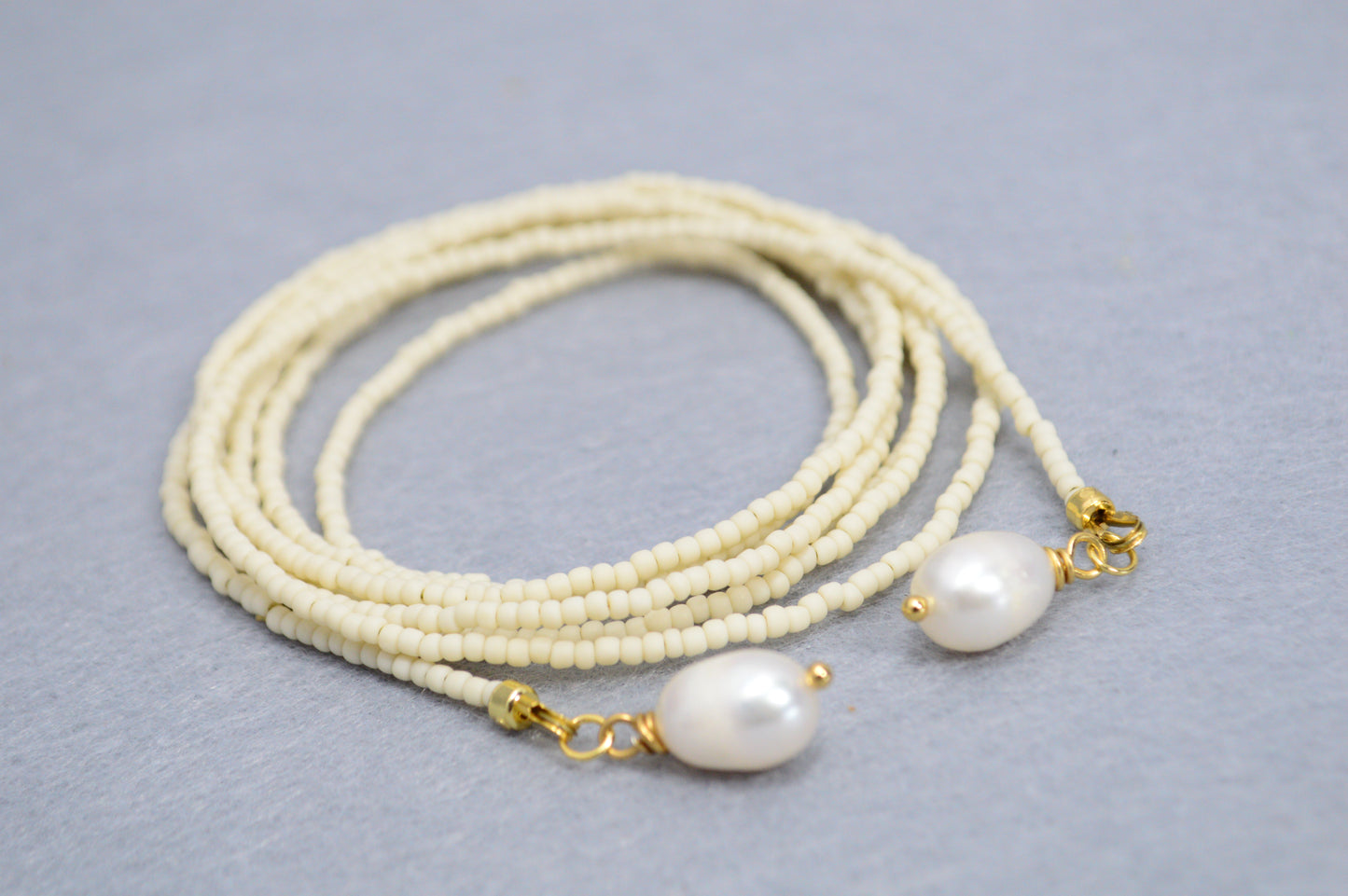Collar lariat Vanilla – Collar tipo lazo de cuentas color crema con perlas

