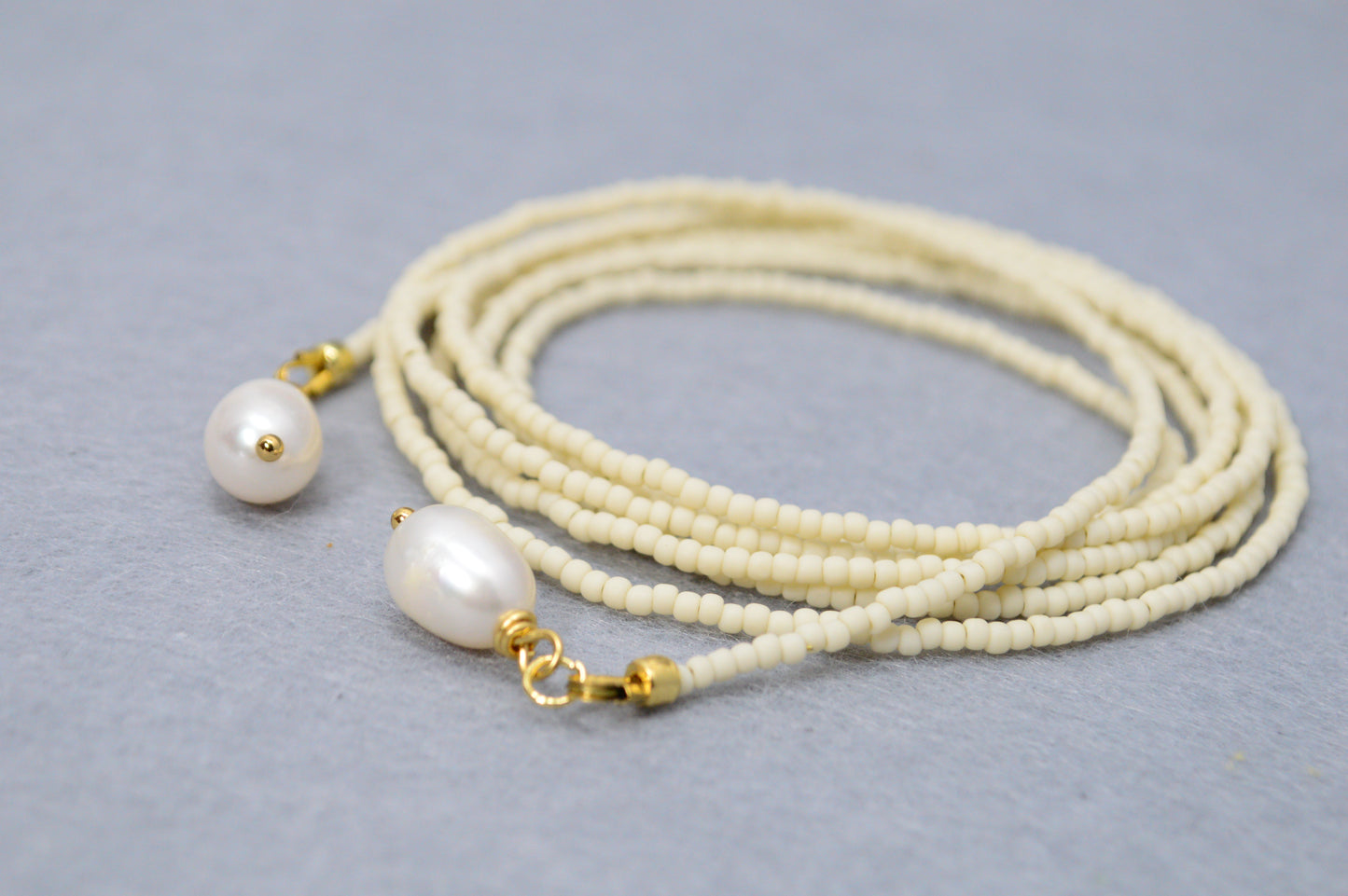 Collar lariat Vanilla – Collar tipo lazo de cuentas color crema con perlas
