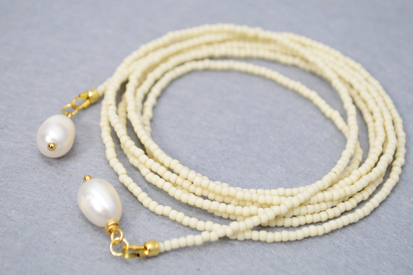 Collar lariat Vanilla – Collar tipo lazo de cuentas color crema con perlas

