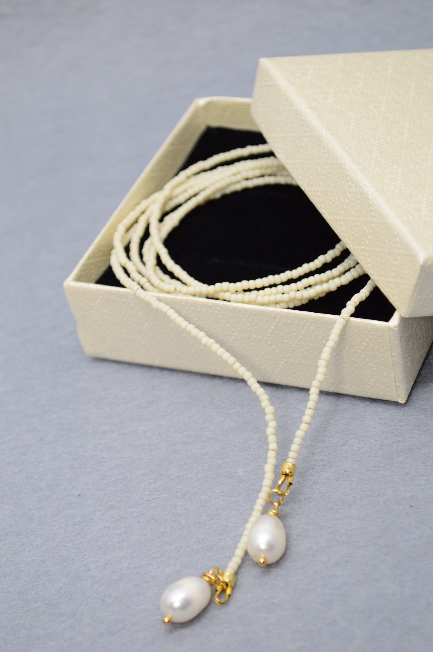 Collar lariat Vanilla – Collar tipo lazo de cuentas color crema con perlas
