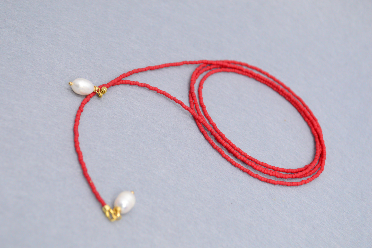 Collar lariat Poppy Red – Collar tipo lazo de cuentas rojas con perlas
