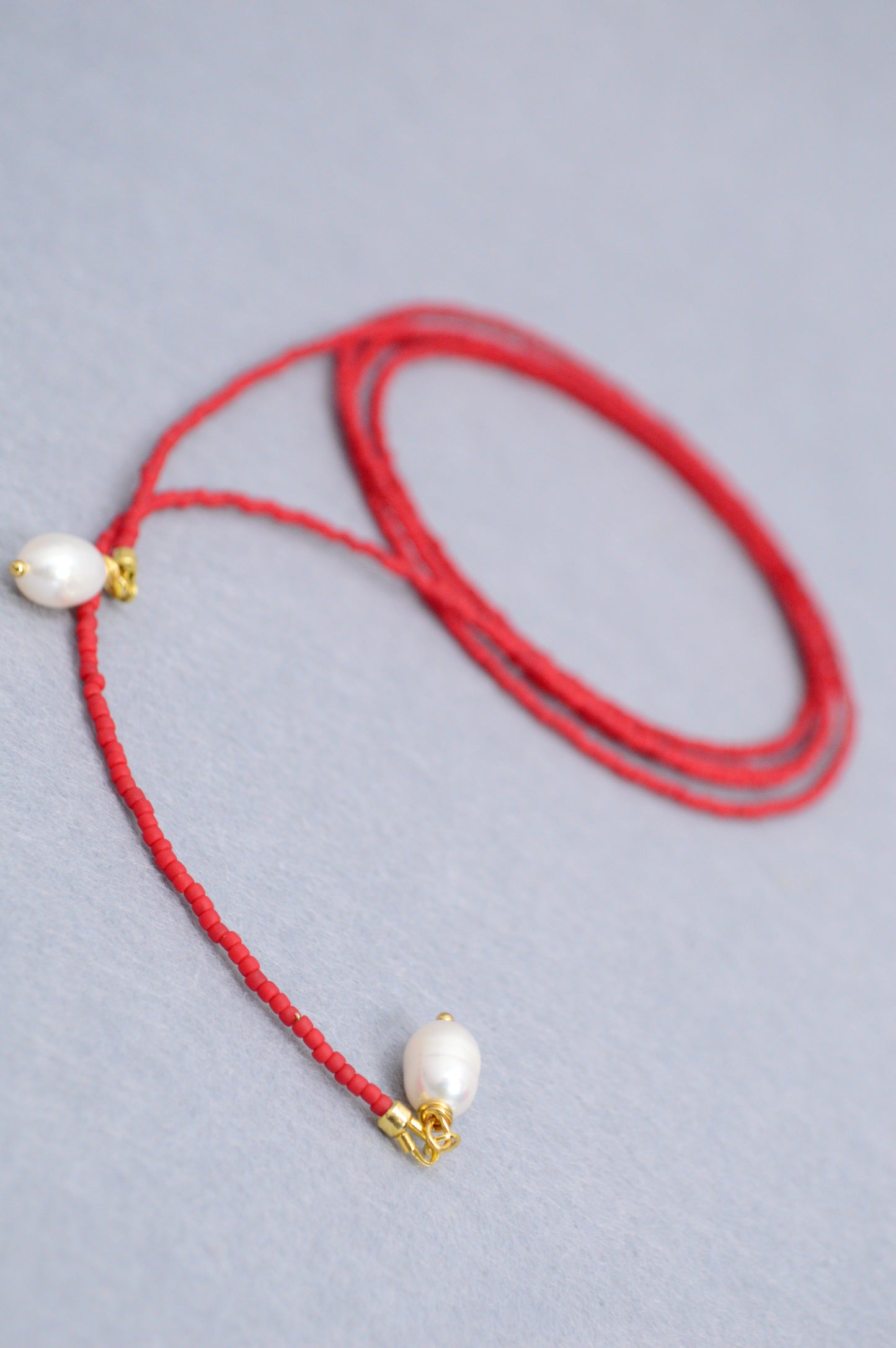 Collar lariat Poppy Red – Collar tipo lazo de cuentas rojas con perlas
